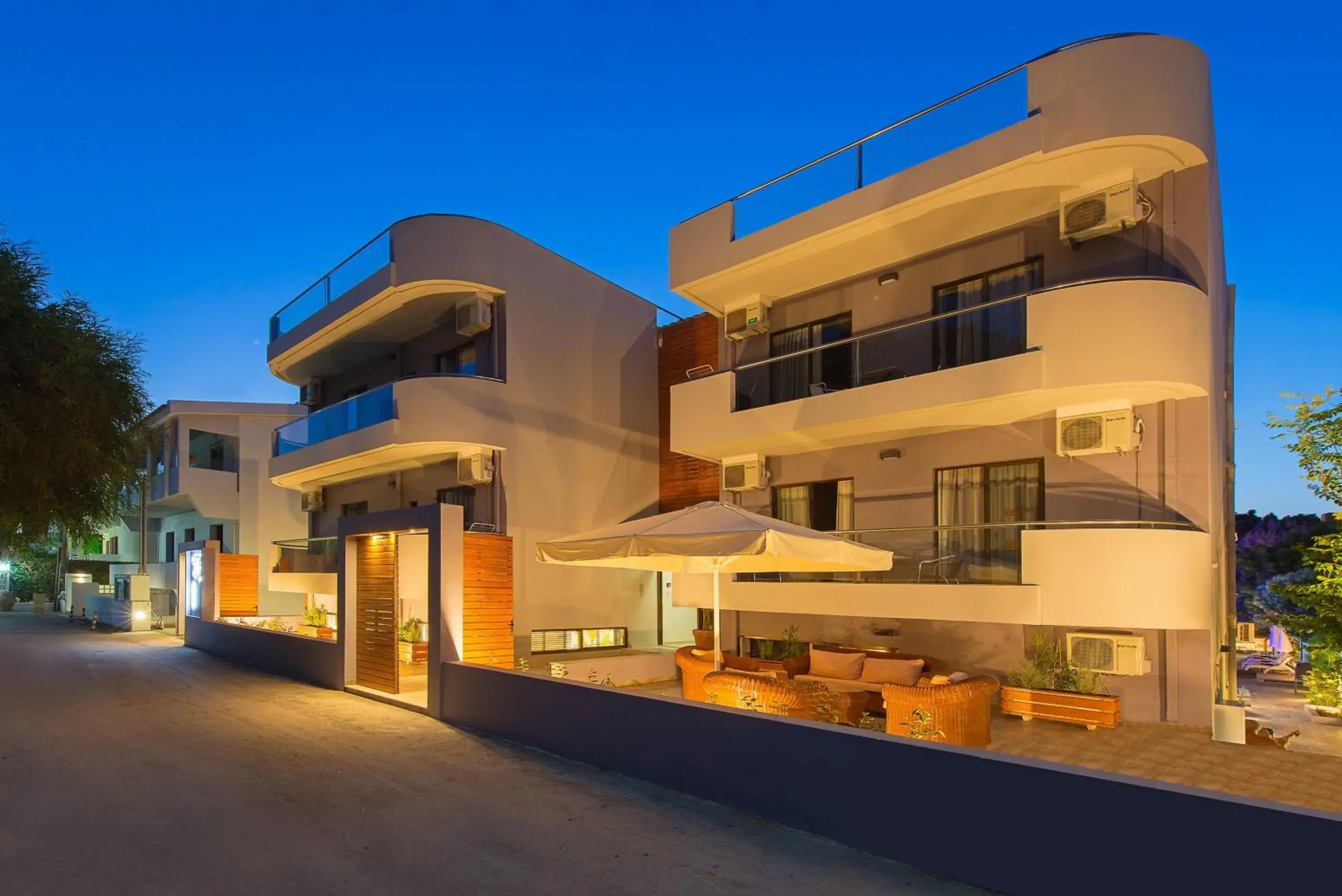 Property building in Sunny Days Hotel Property building in Sunny Days Hotel