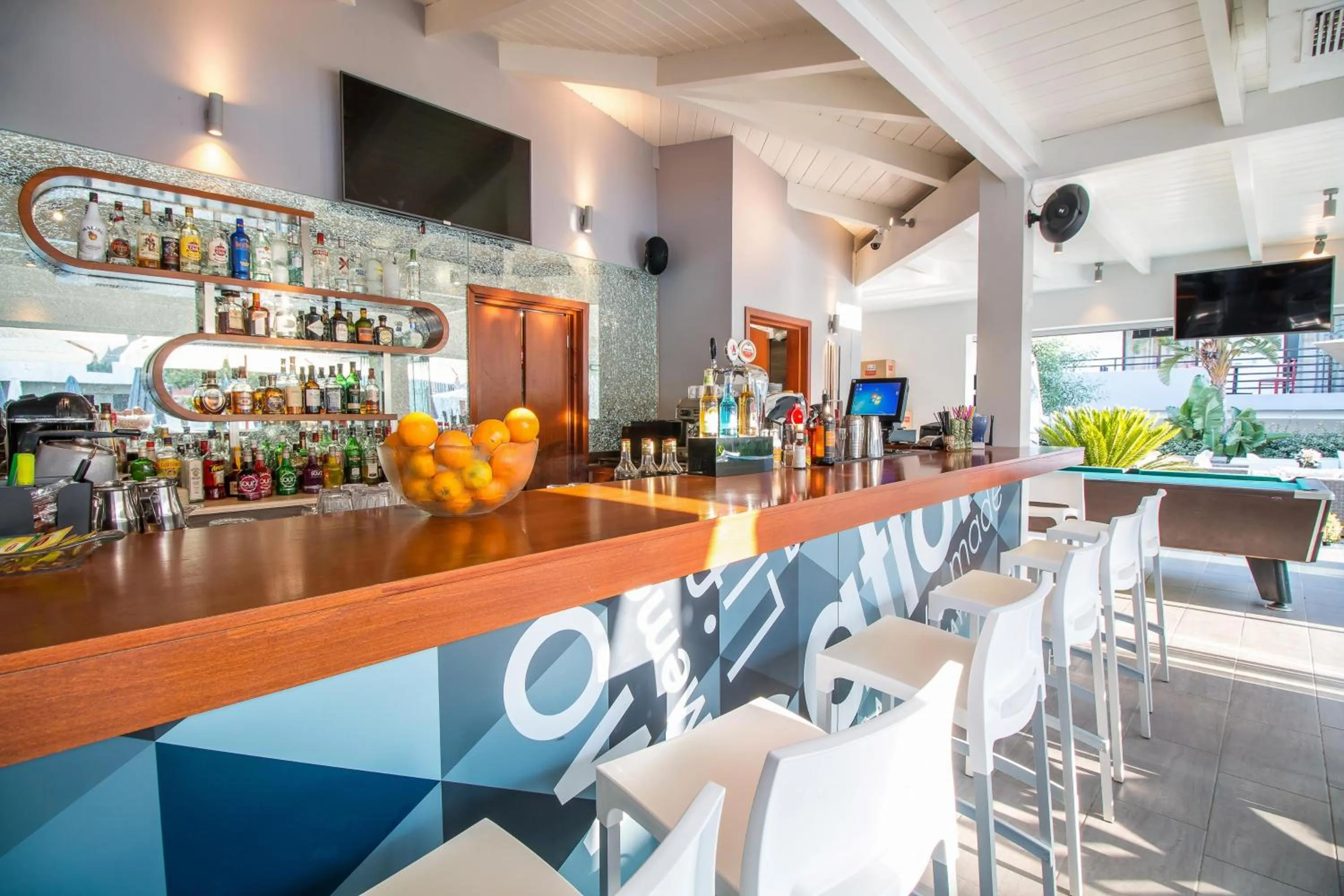 Lounge or bar in Sunny Days Hotel