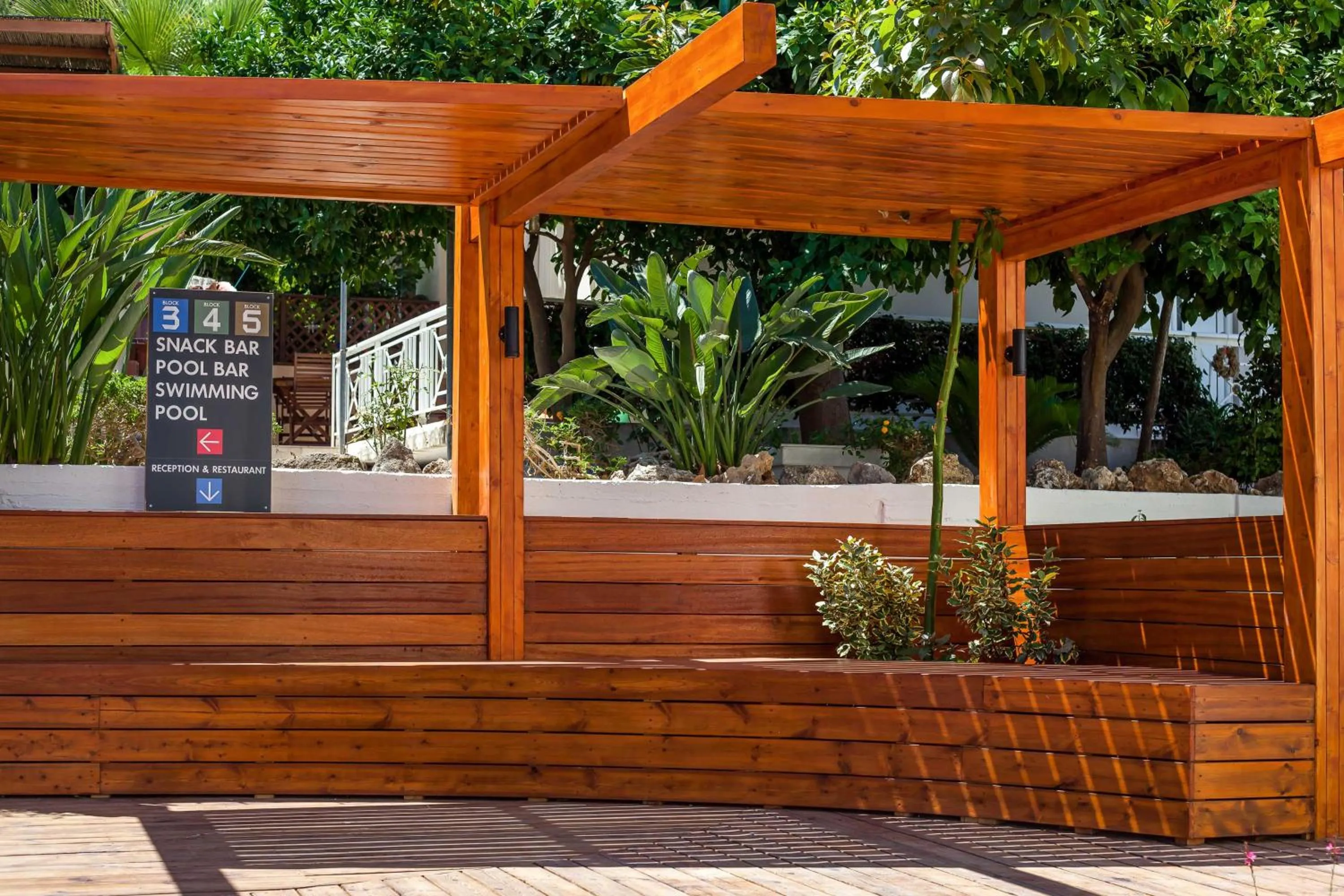 Facade/entrance in Sunny Days Hotel