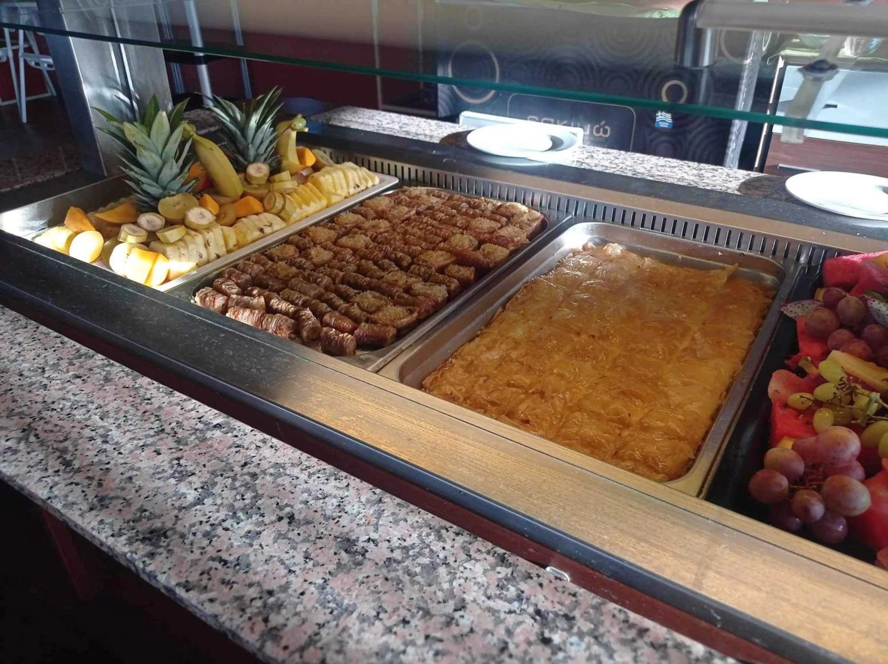 Restaurant/places to eat in Sunny Days Hotel