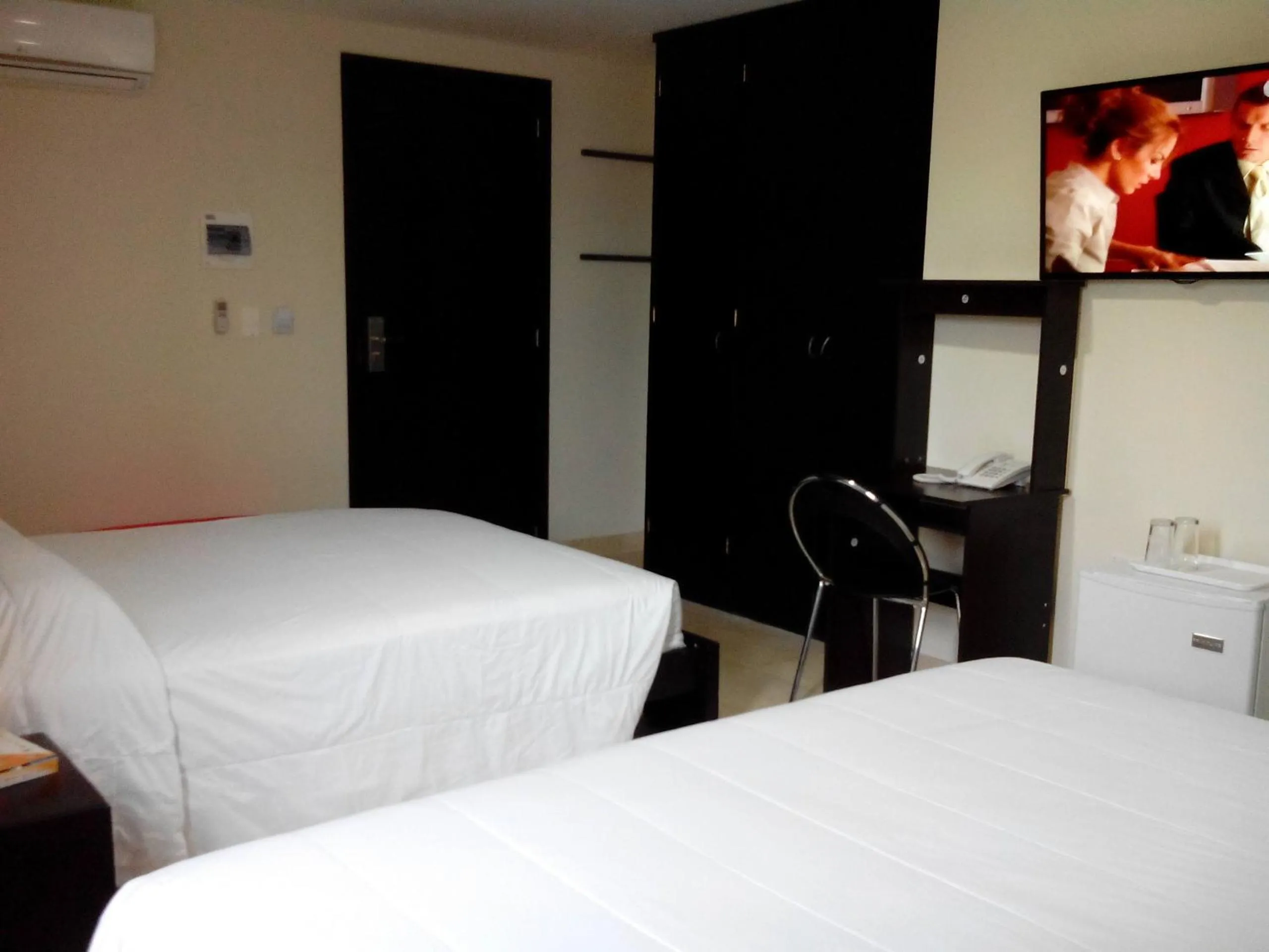 Photo of the whole room, Bed in Hotel Suite Continental