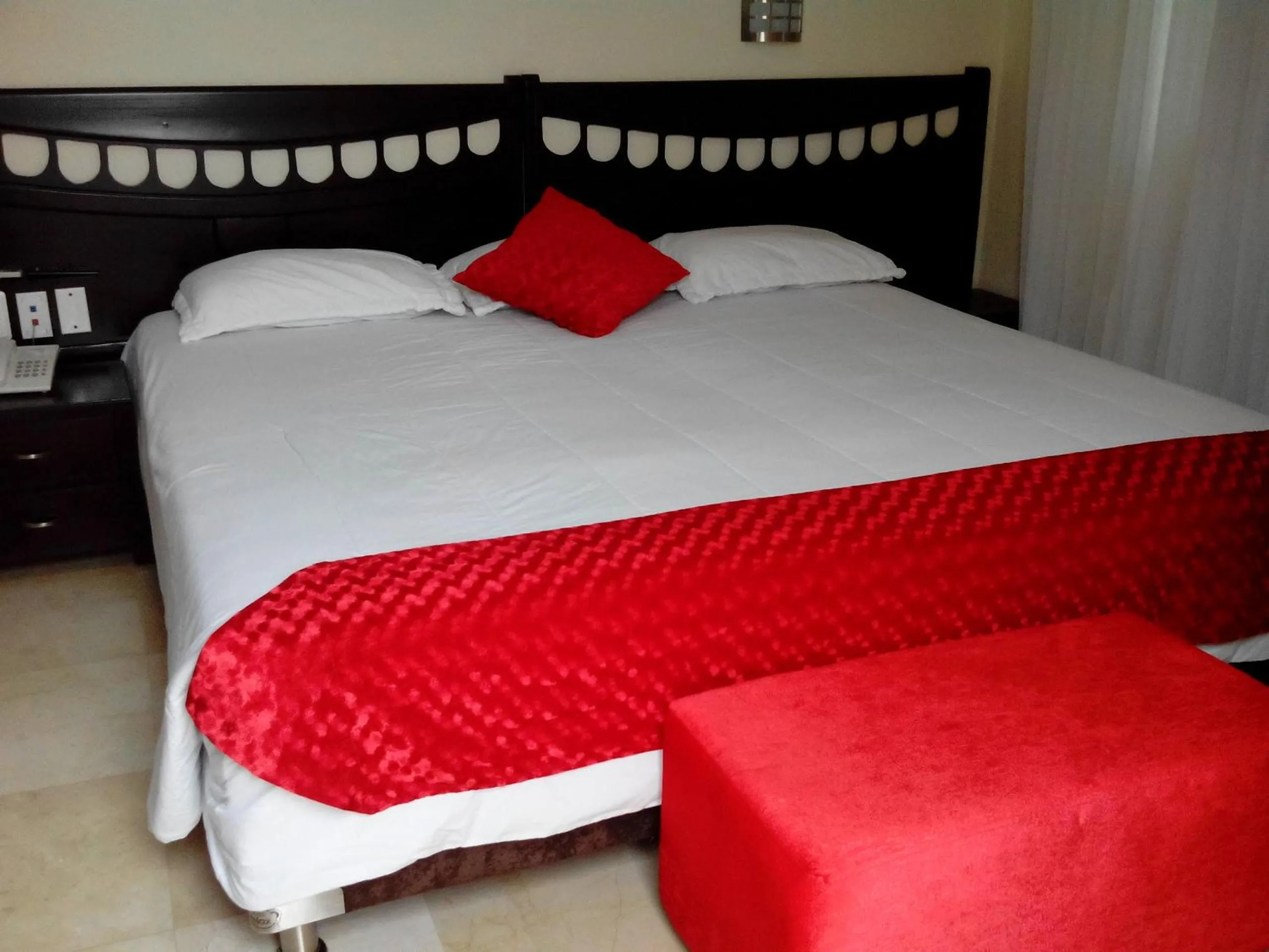 Photo of the whole room, Bed in Hotel Suite Continental
