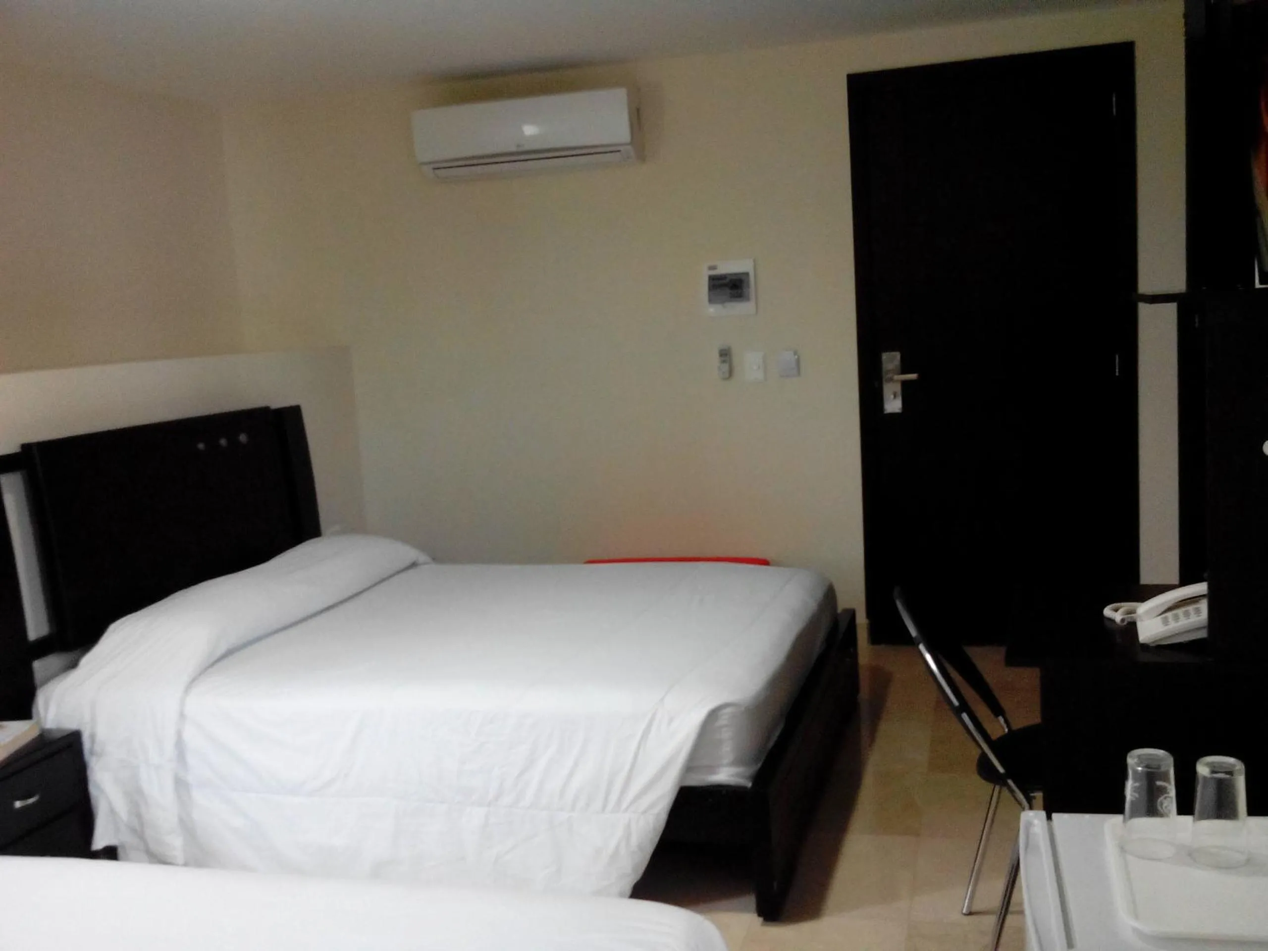 Photo of the whole room, Bed in Hotel Suite Continental