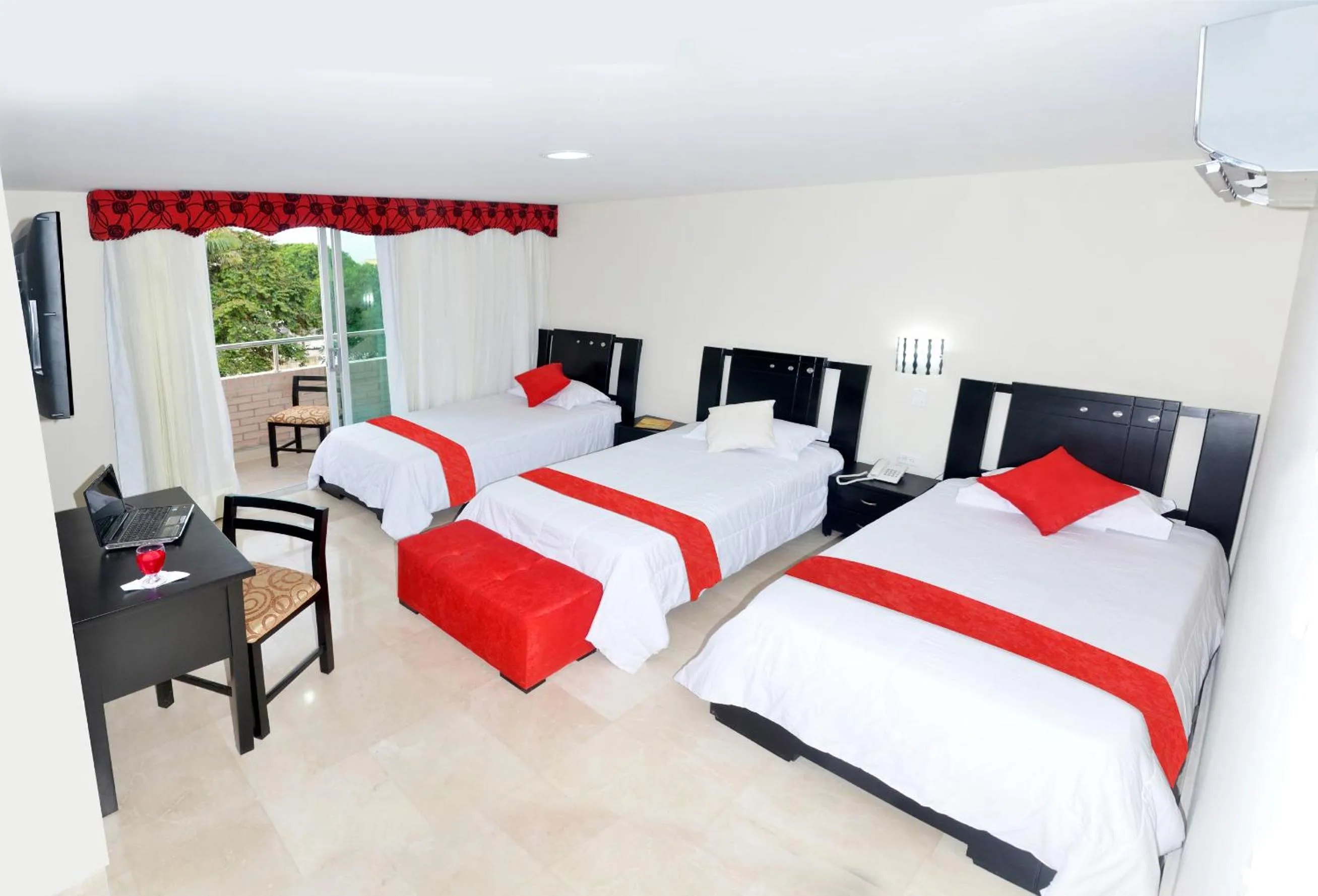 Bedroom, Bed in Hotel Suite Continental