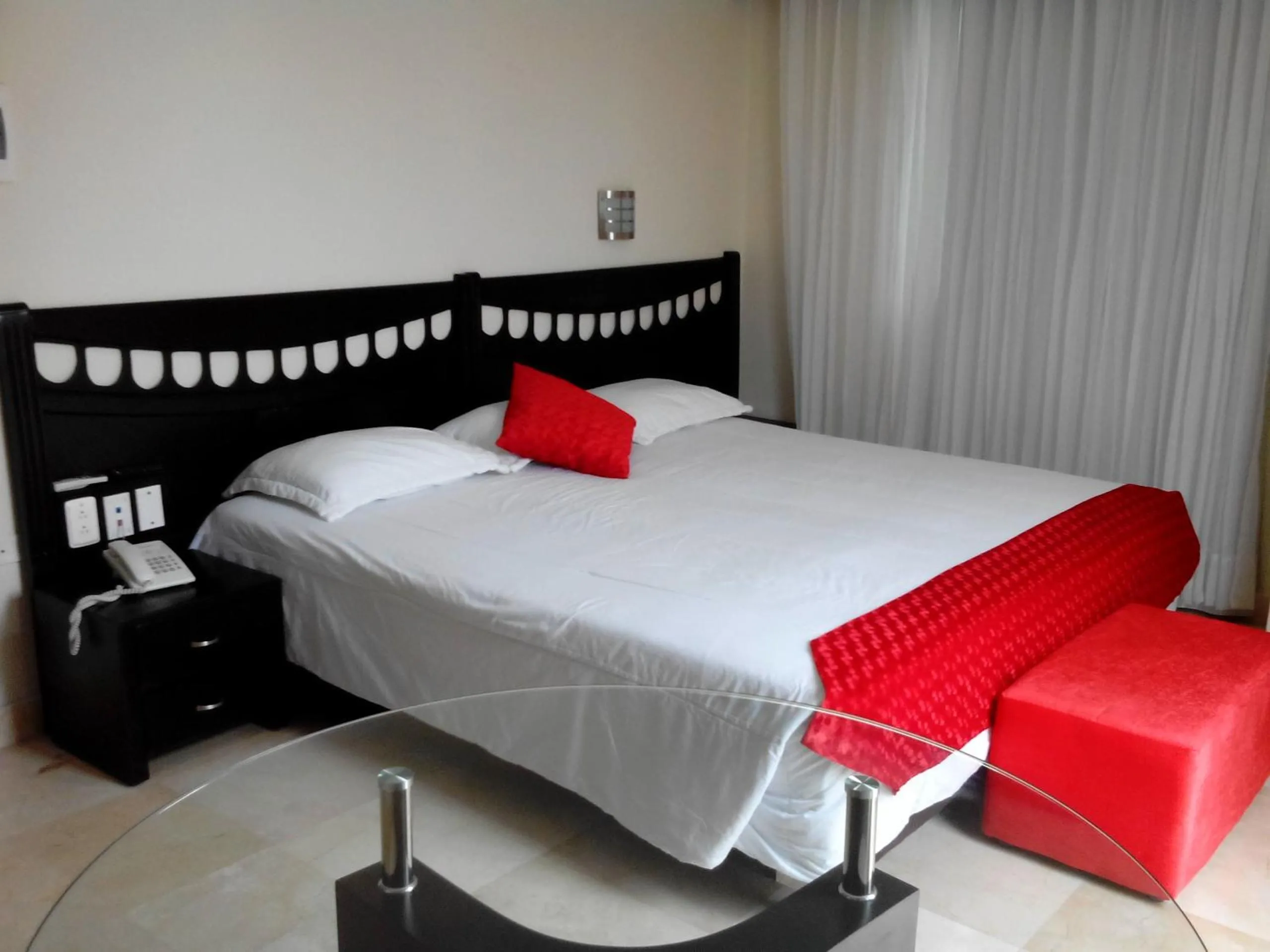 Photo of the whole room, Bed in Hotel Suite Continental