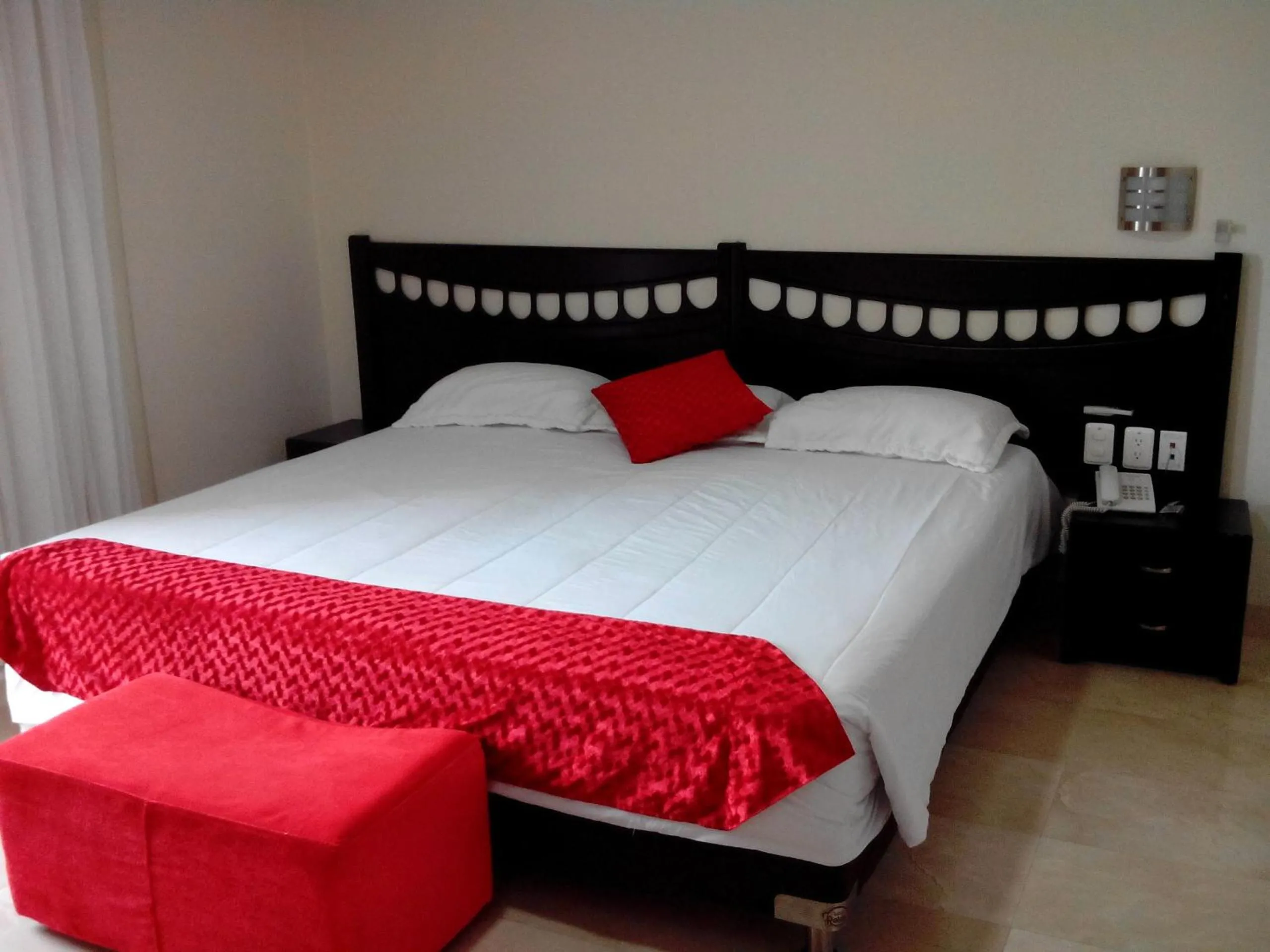 Photo of the whole room, Bed in Hotel Suite Continental