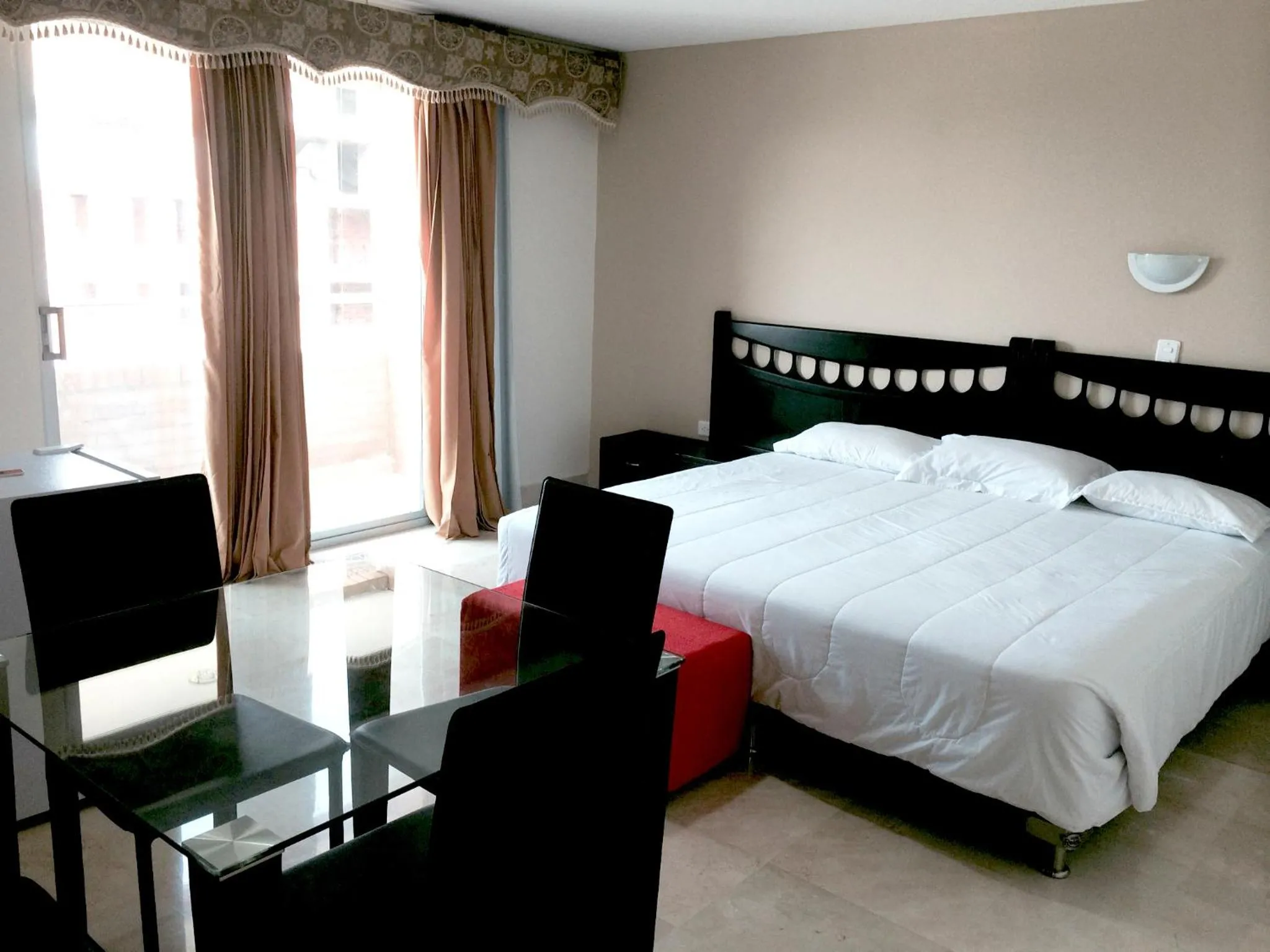 Photo of the whole room, Bed in Hotel Suite Continental