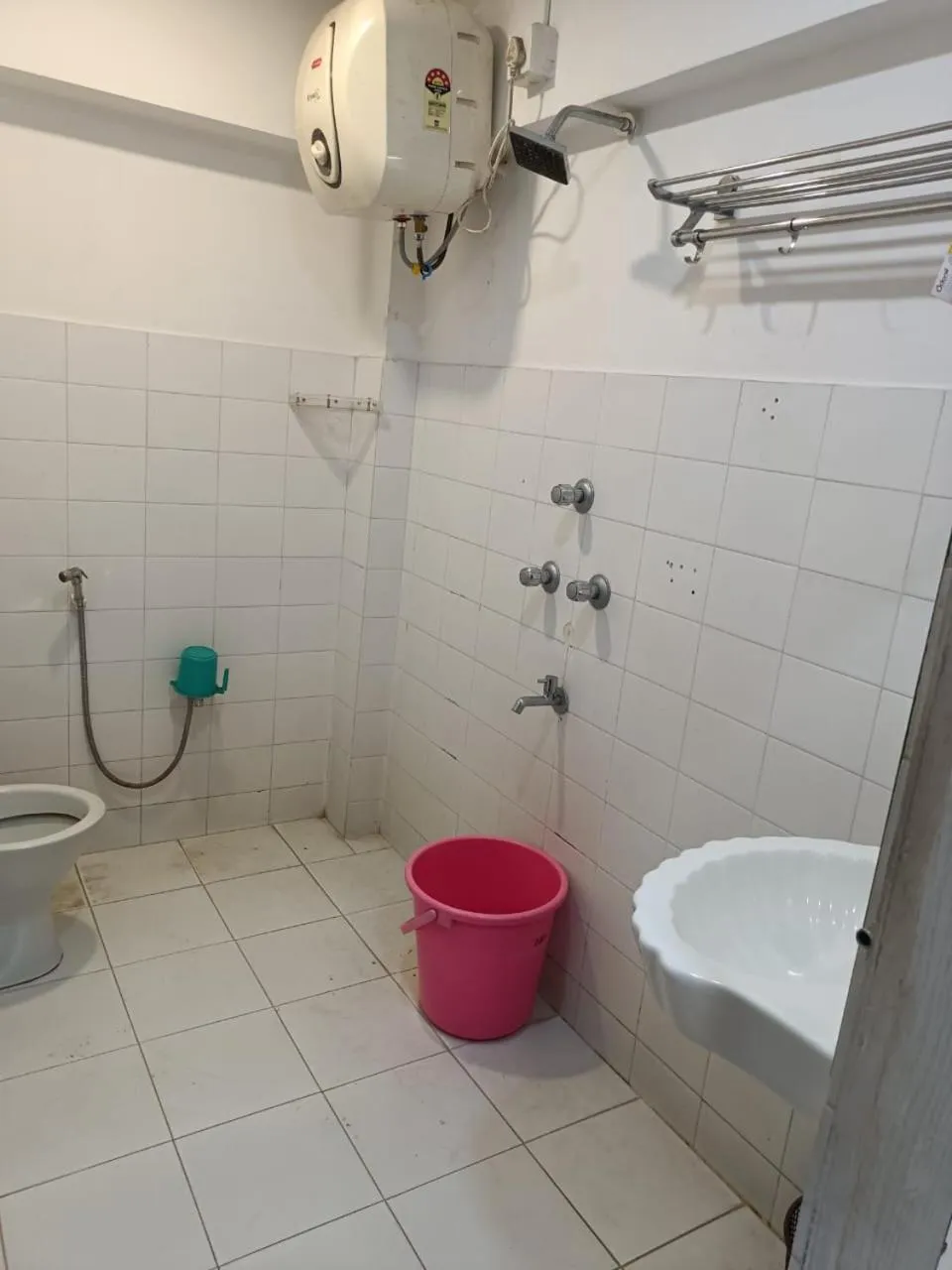 Shower in Kusum Hotel