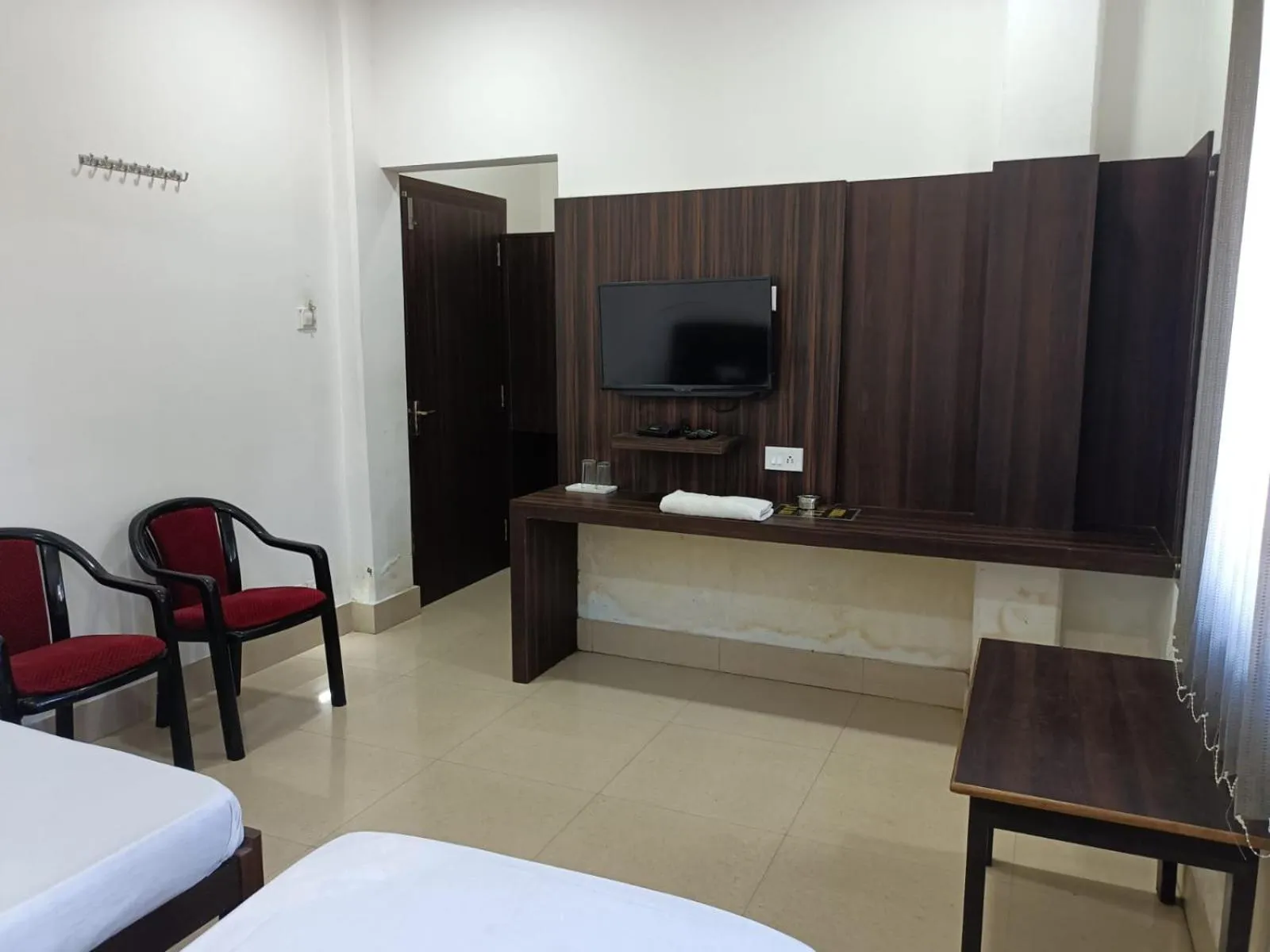Communal lounge/ TV room, Bed in Kusum Hotel