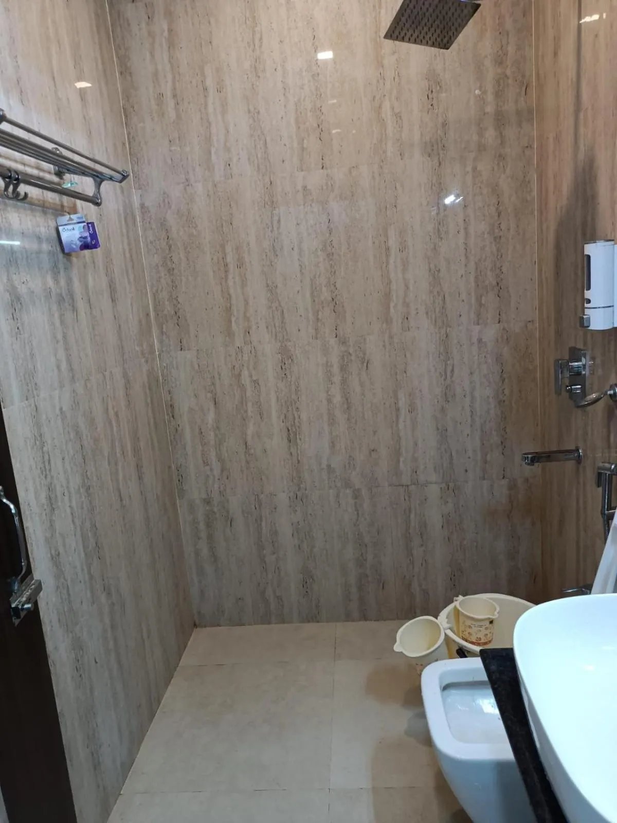 Bathroom in Kusum Hotel