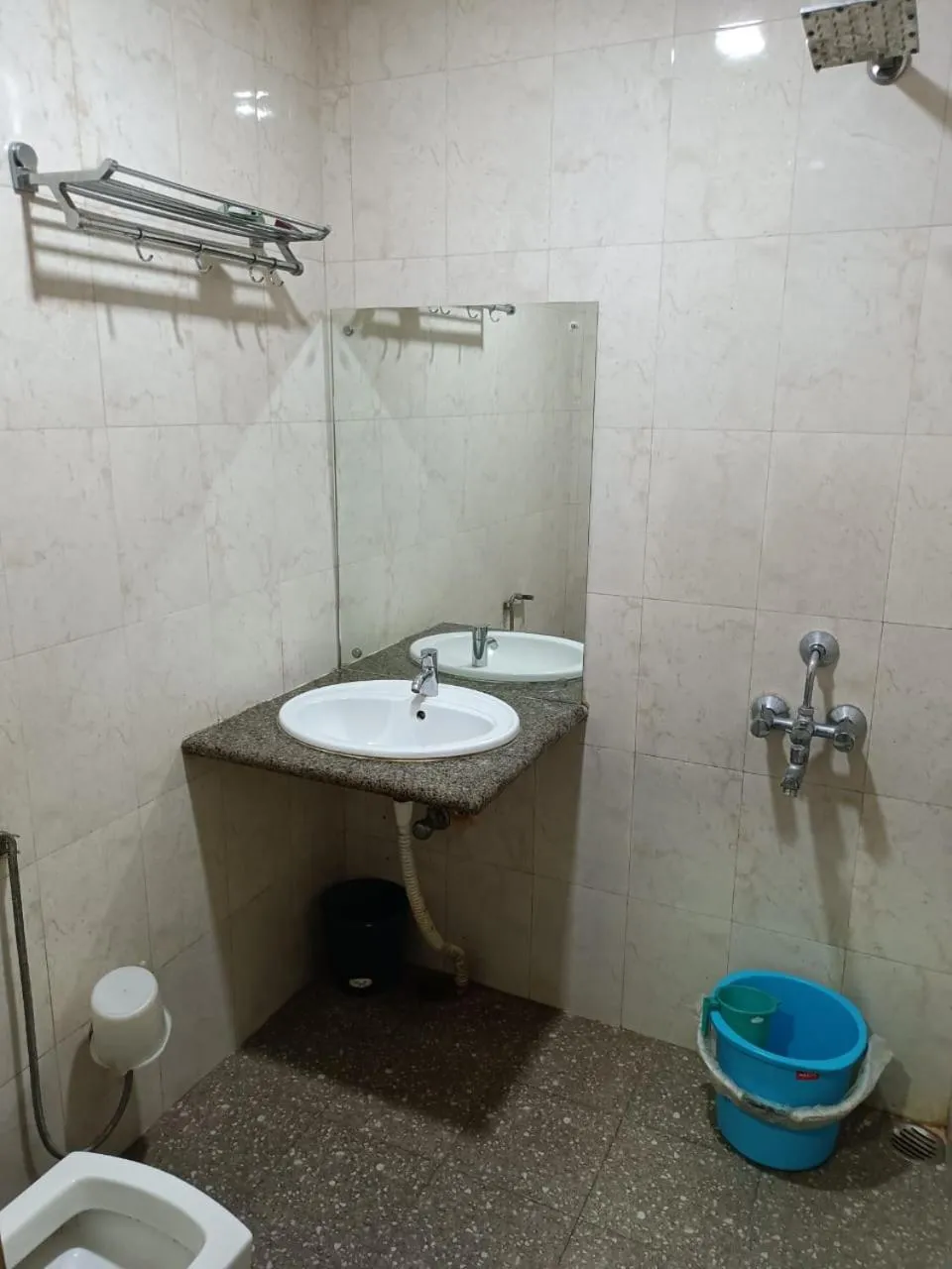 Shower in Kusum Hotel