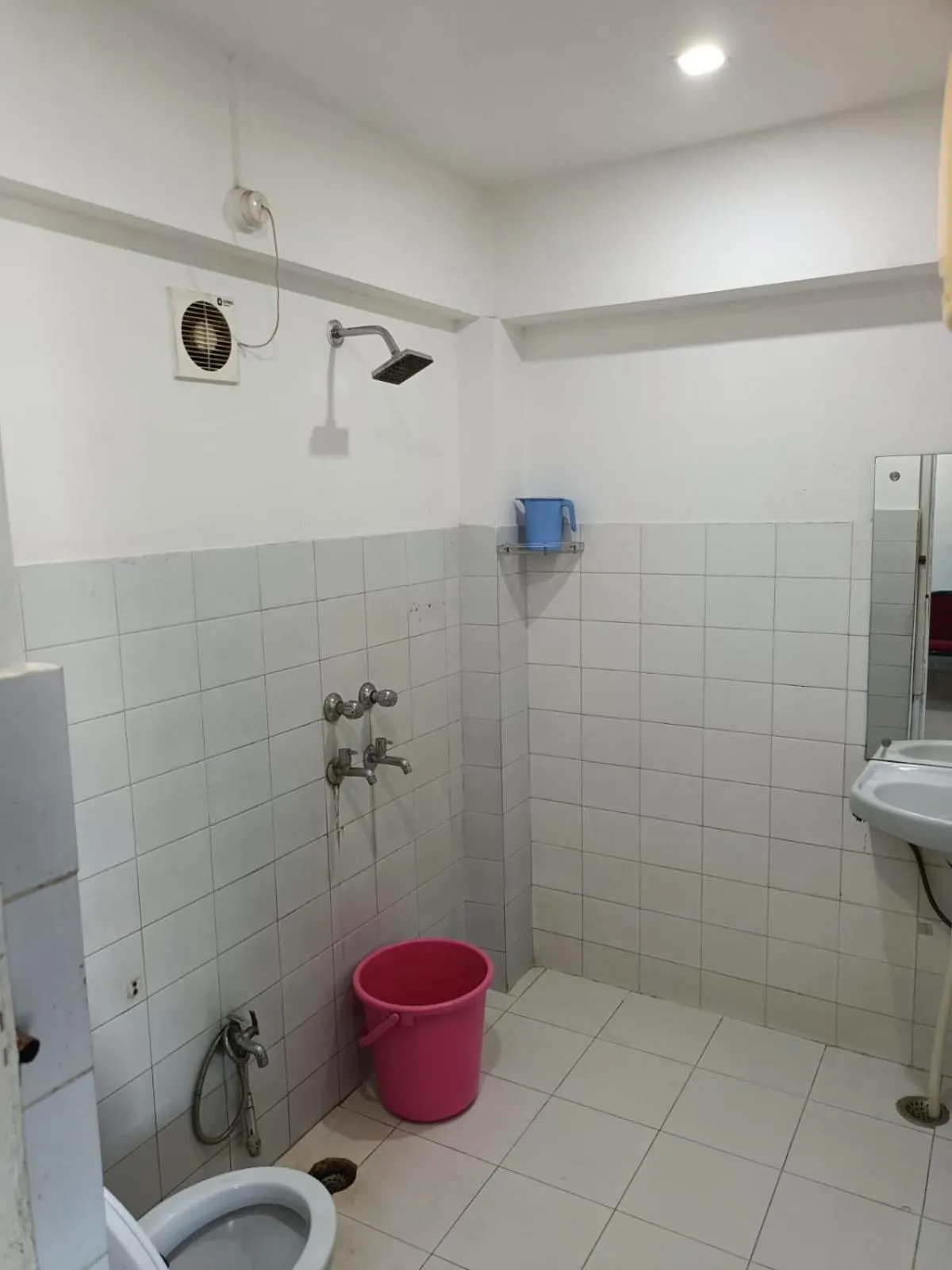 Shower in Kusum Hotel