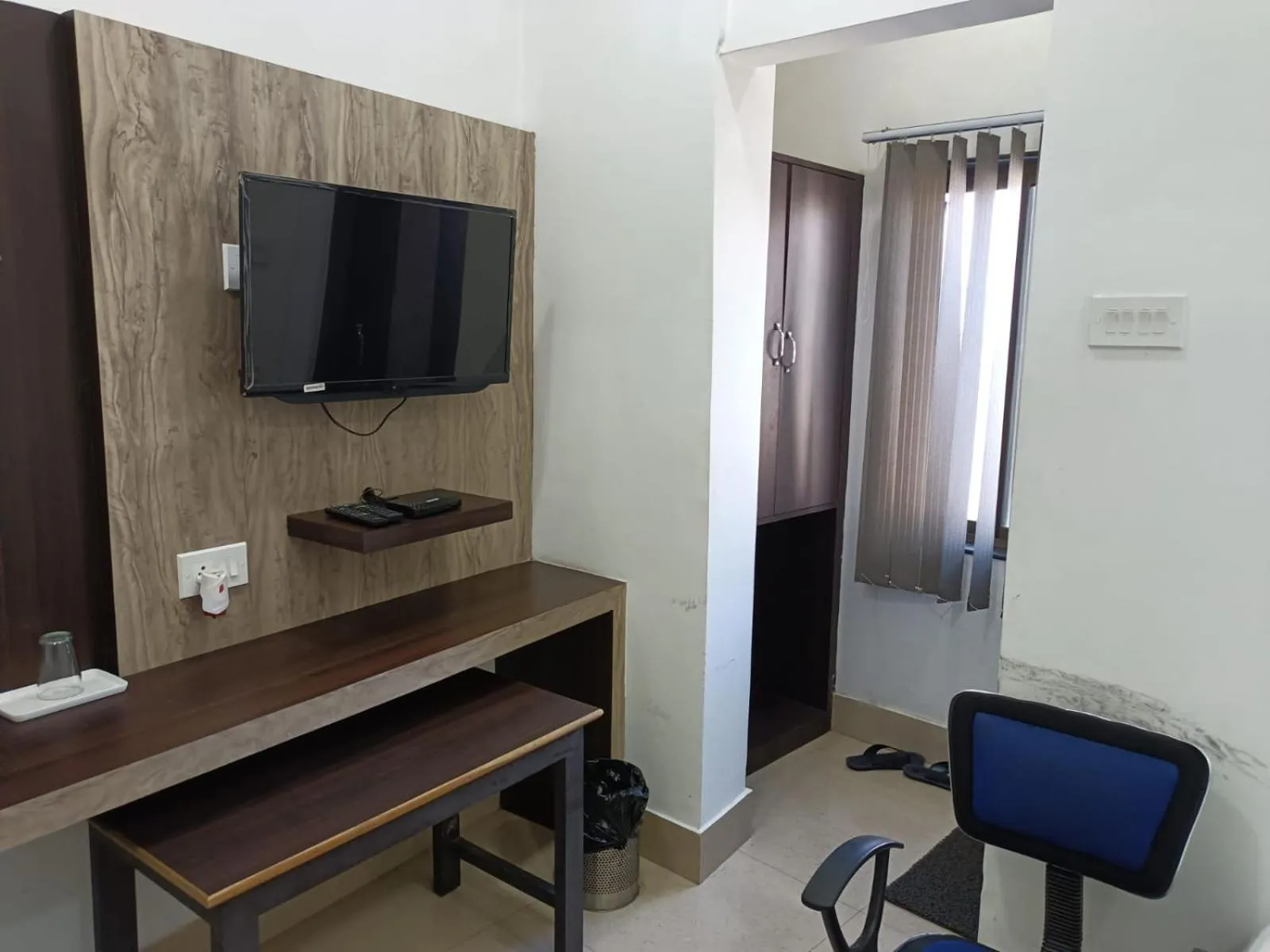 Communal lounge/ TV room in Kusum Hotel