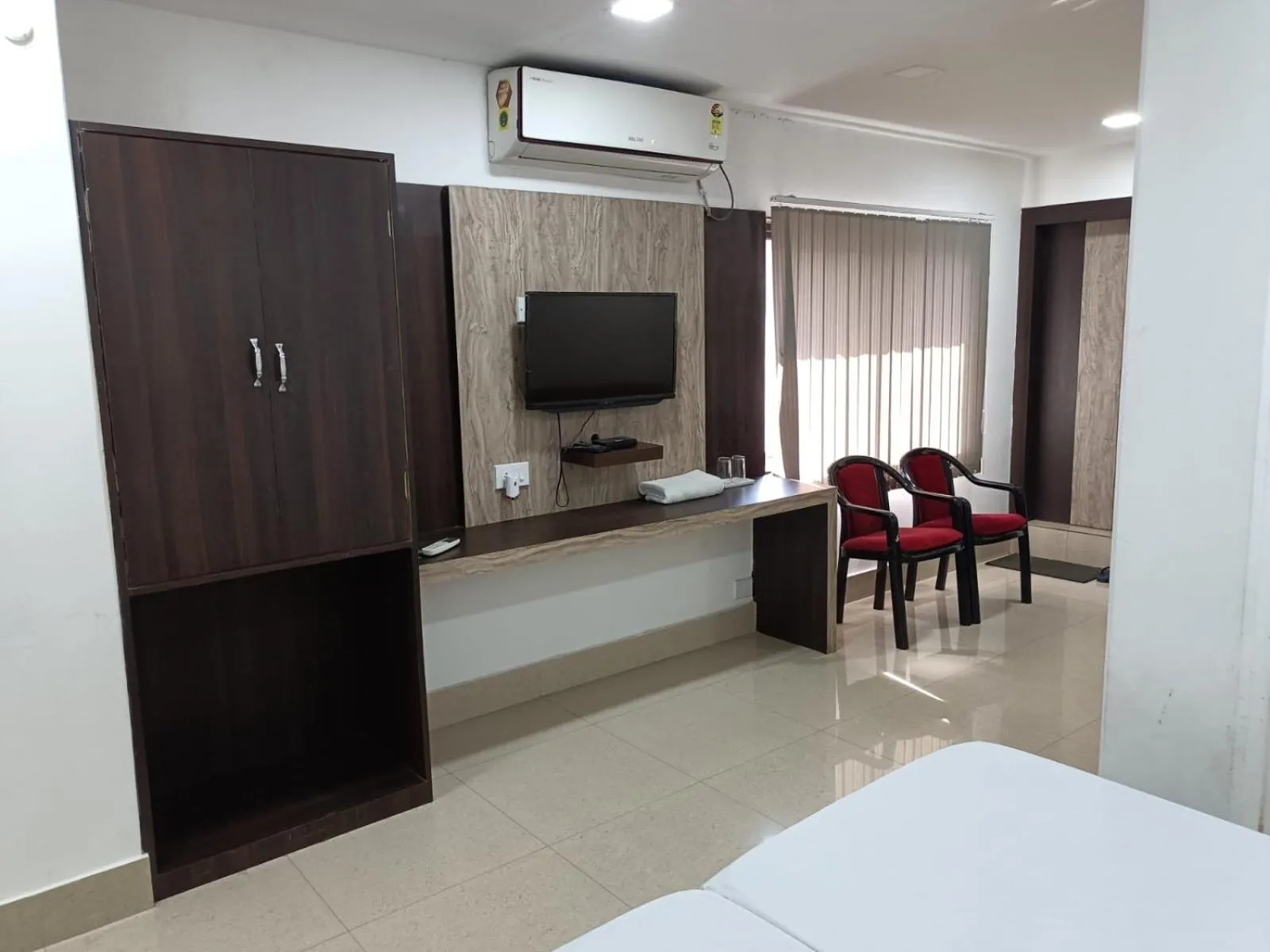 Communal lounge/ TV room, Bed in Kusum Hotel