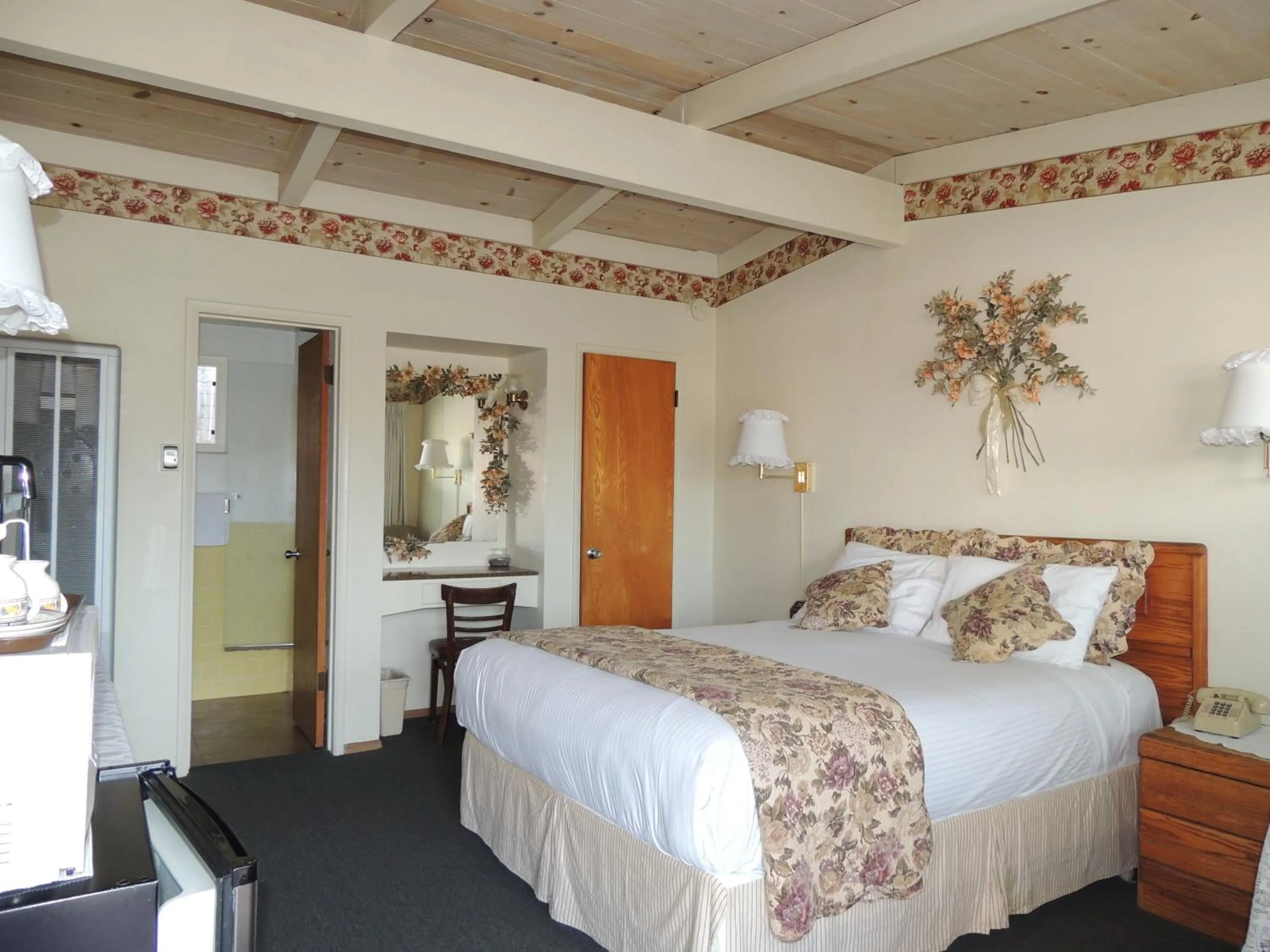 Photo of the whole room, Bed in Sundown Inn of Morro Bay