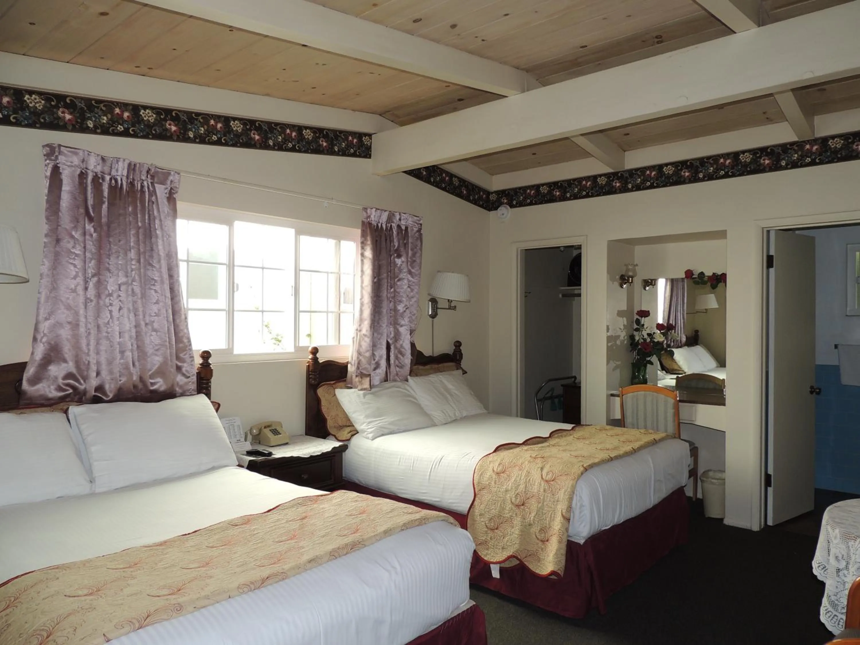 Photo of the whole room, Bed in Sundown Inn of Morro Bay
