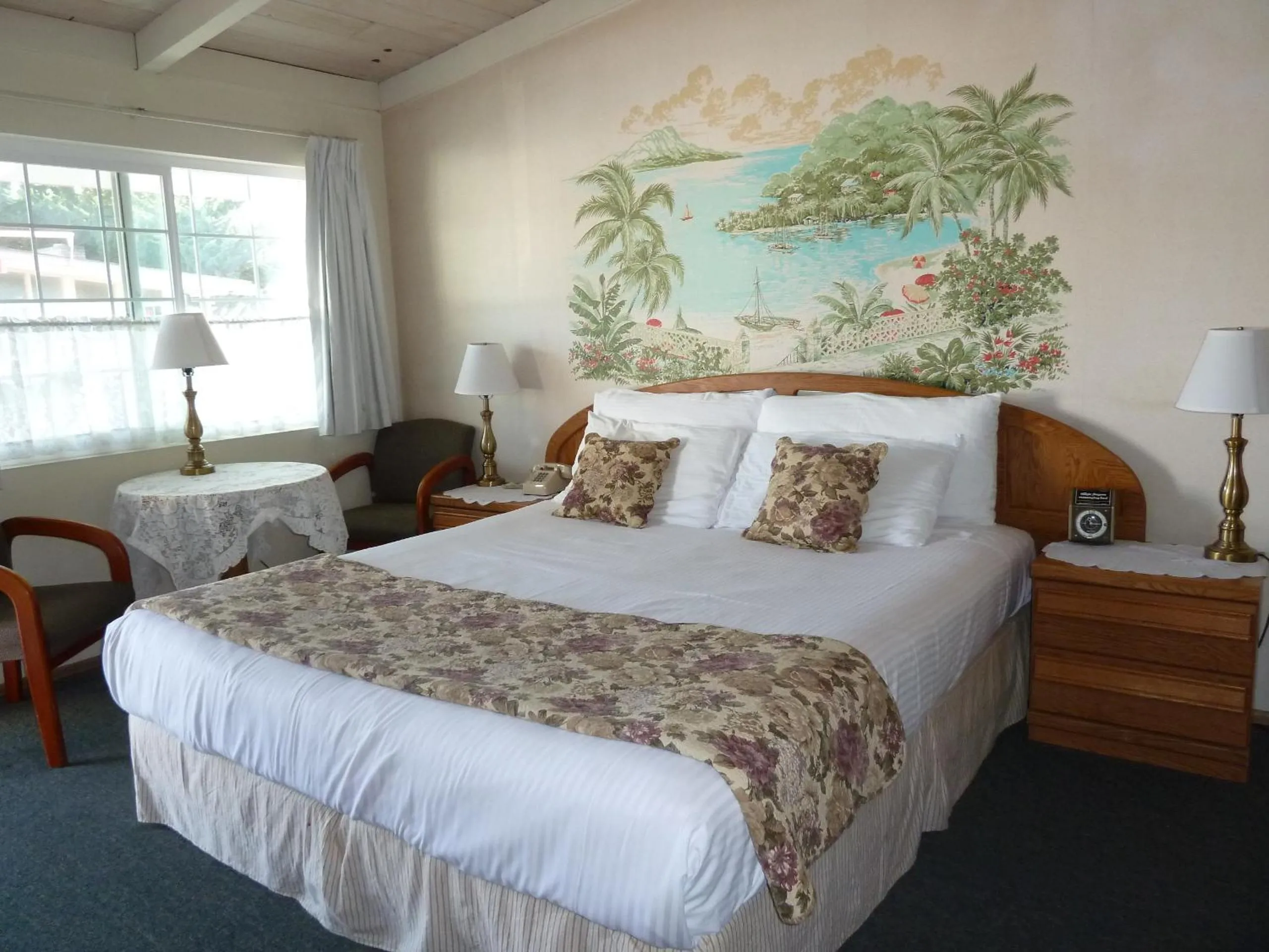 Photo of the whole room, Bed in Sundown Inn of Morro Bay