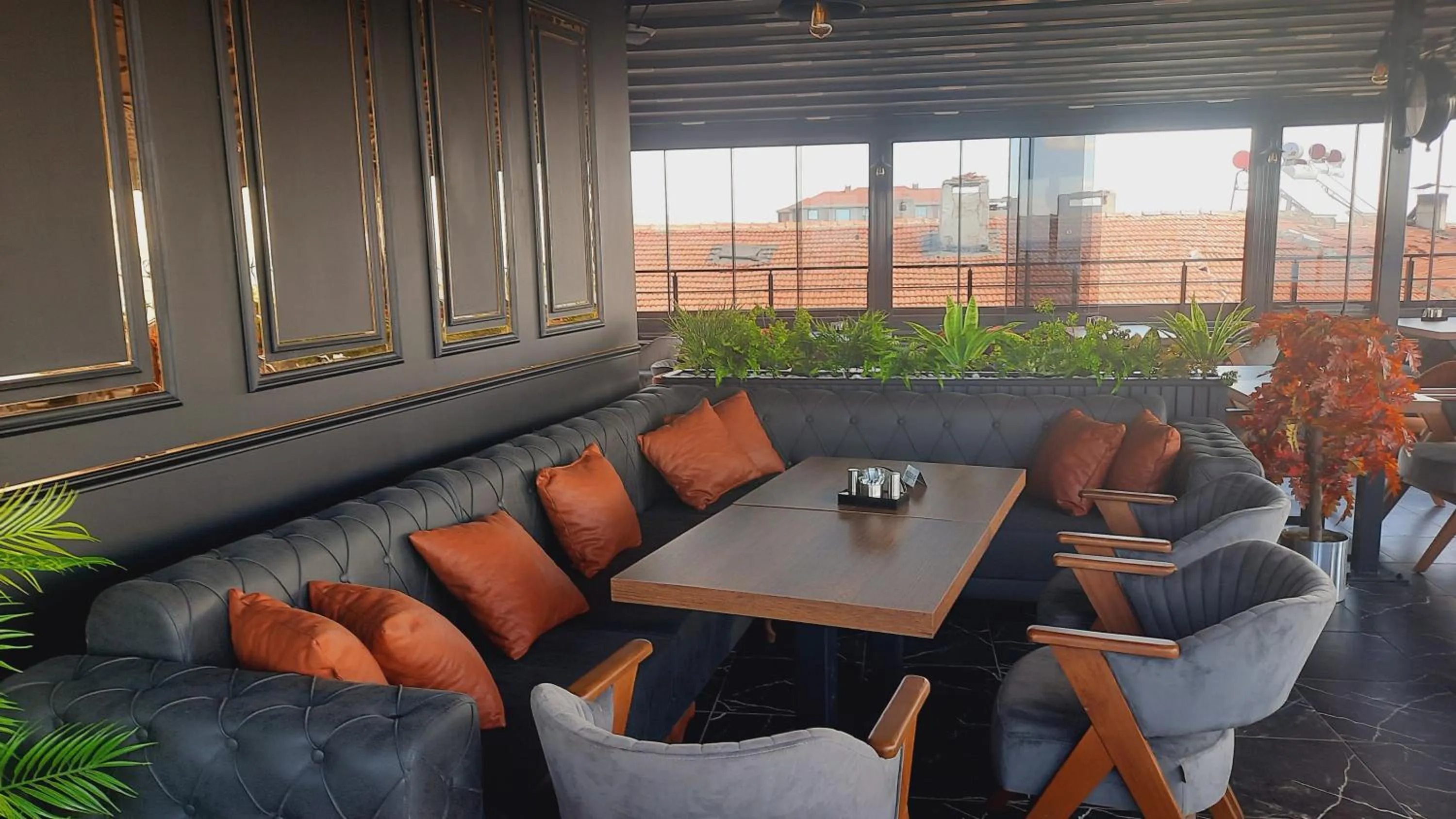 Restaurant/places to eat in Grand royal hotel