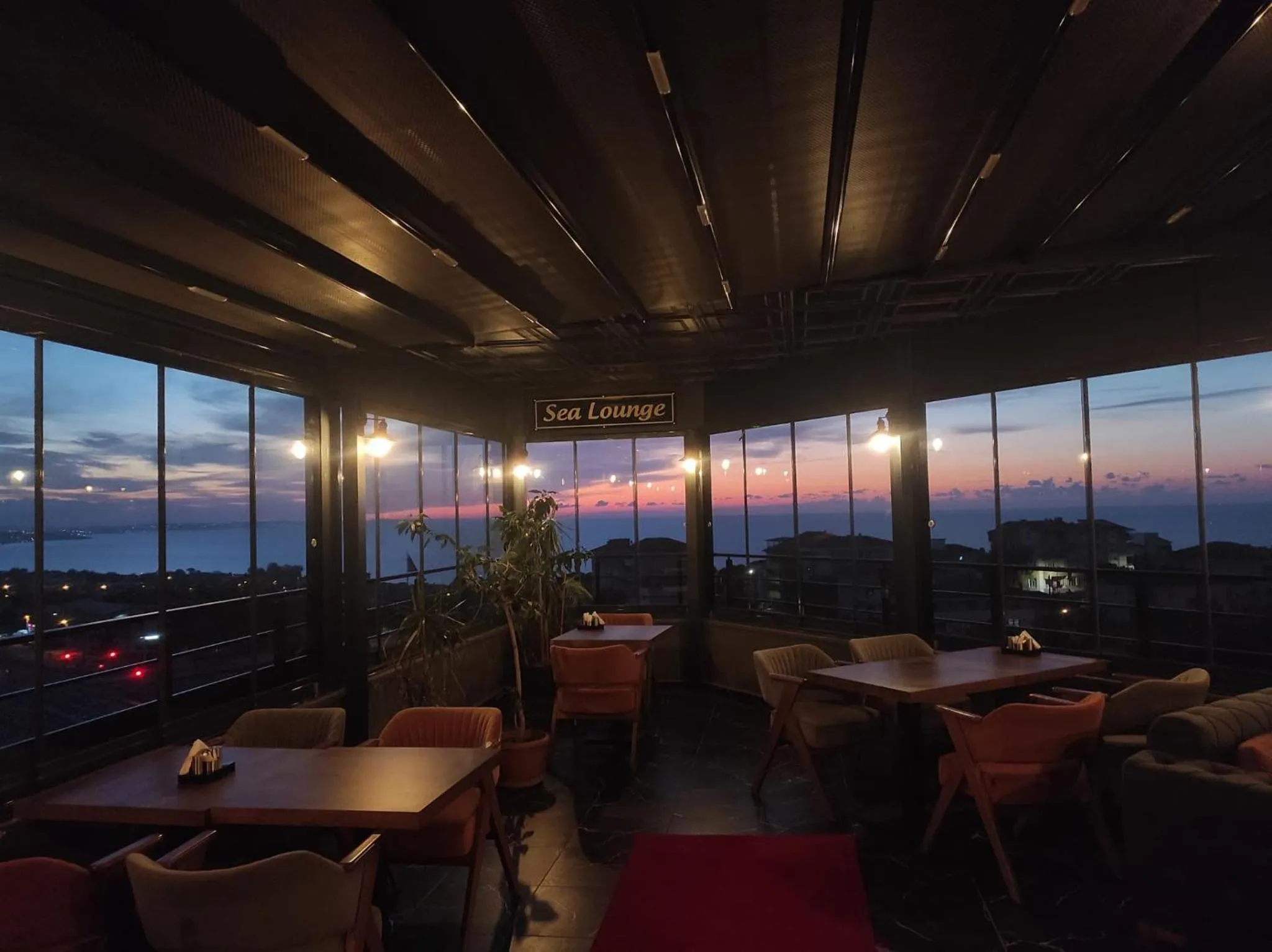 Restaurant/places to eat in Grand royal hotel