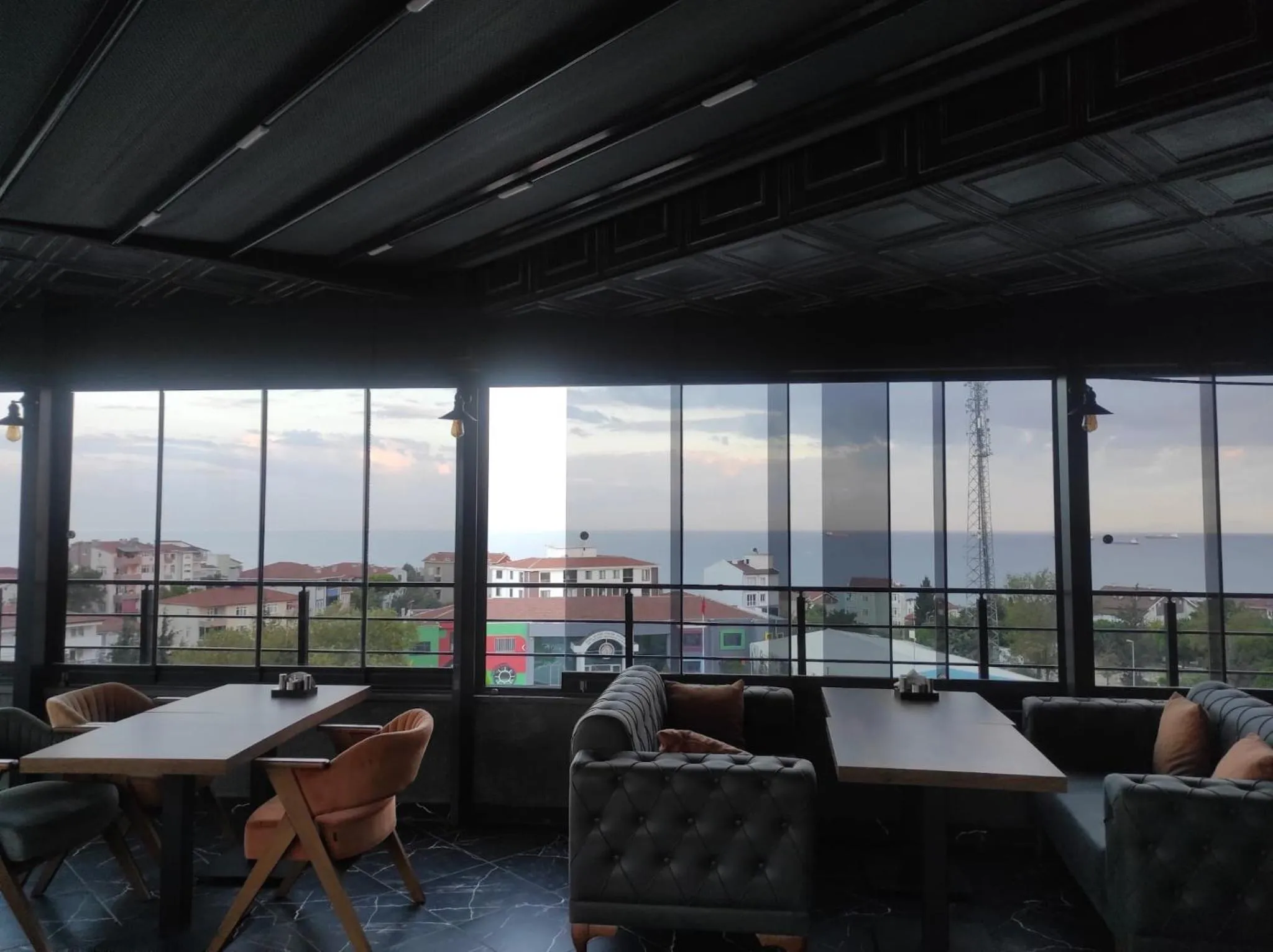 Restaurant/places to eat in Grand royal hotel