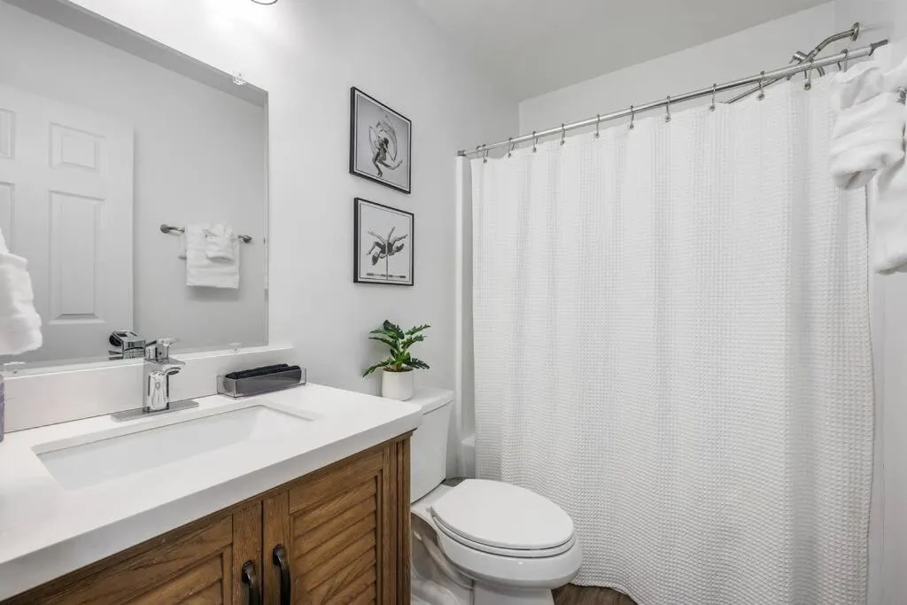 DT/2 Spacious 3BR Suites/FreeParking/SelfCheckin