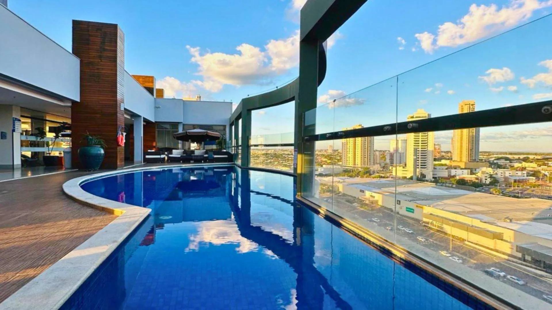 Swimming pool in Comfort Hotel & Suítes Rondonópolis
