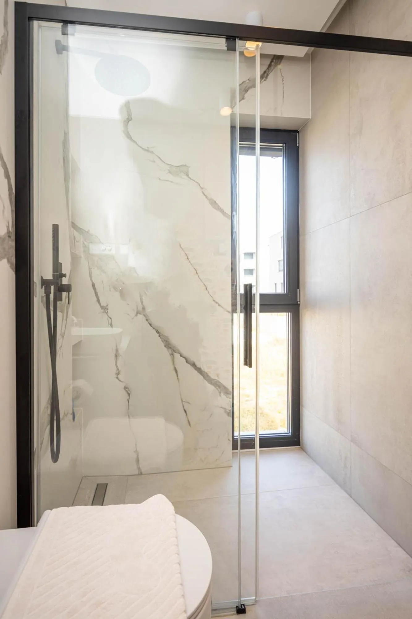 Shower, Bed in Villa Sorriso