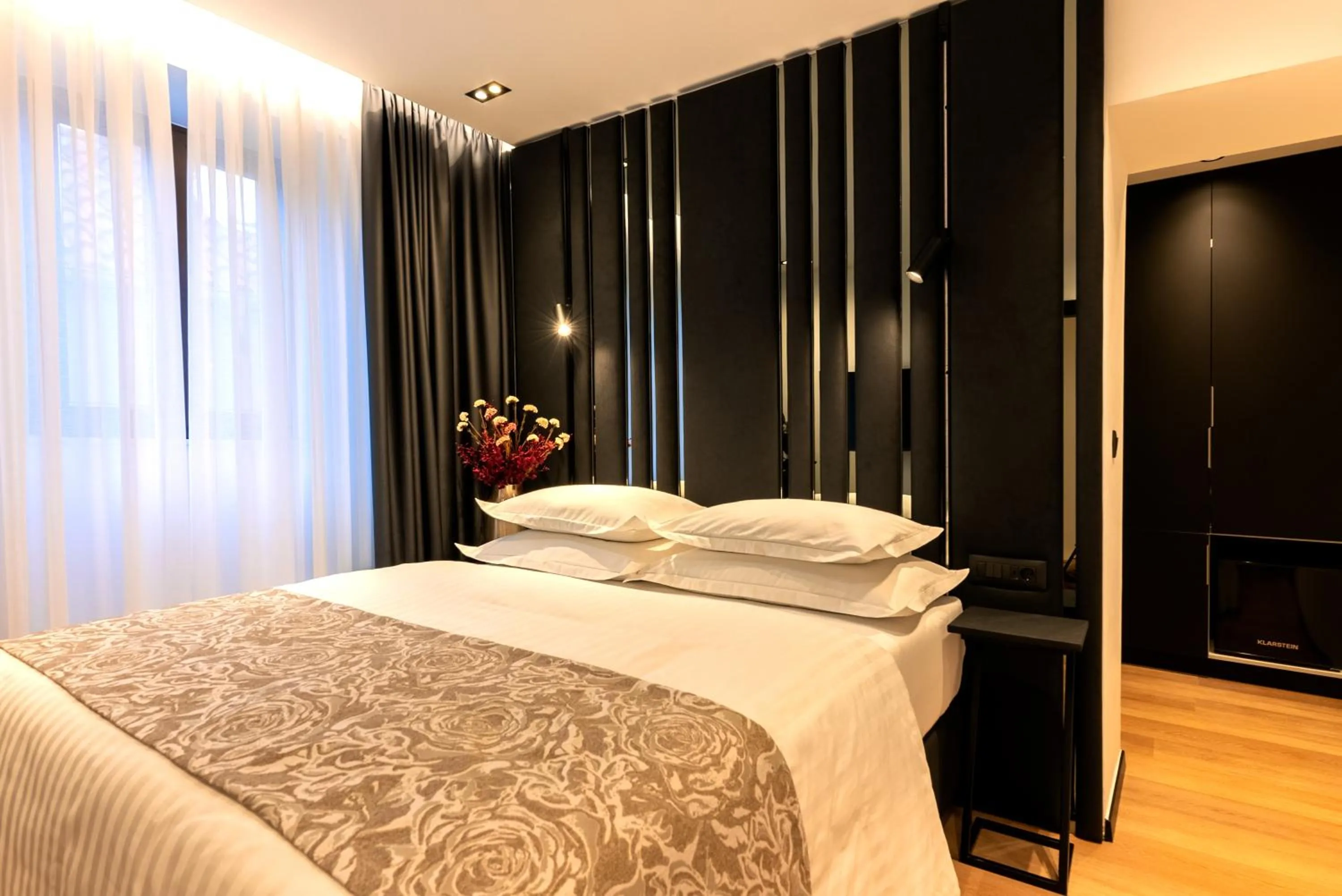 Bed in City Premium Heritage