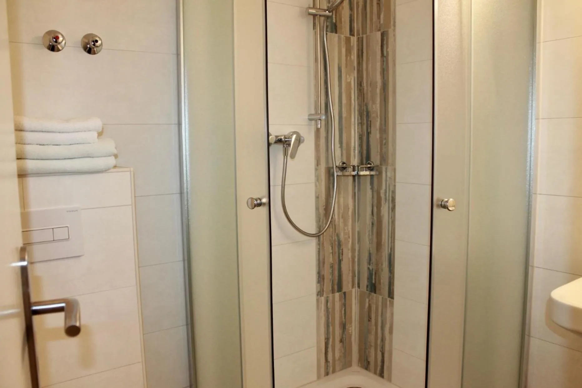 Bathroom in Hotel Carolaruh