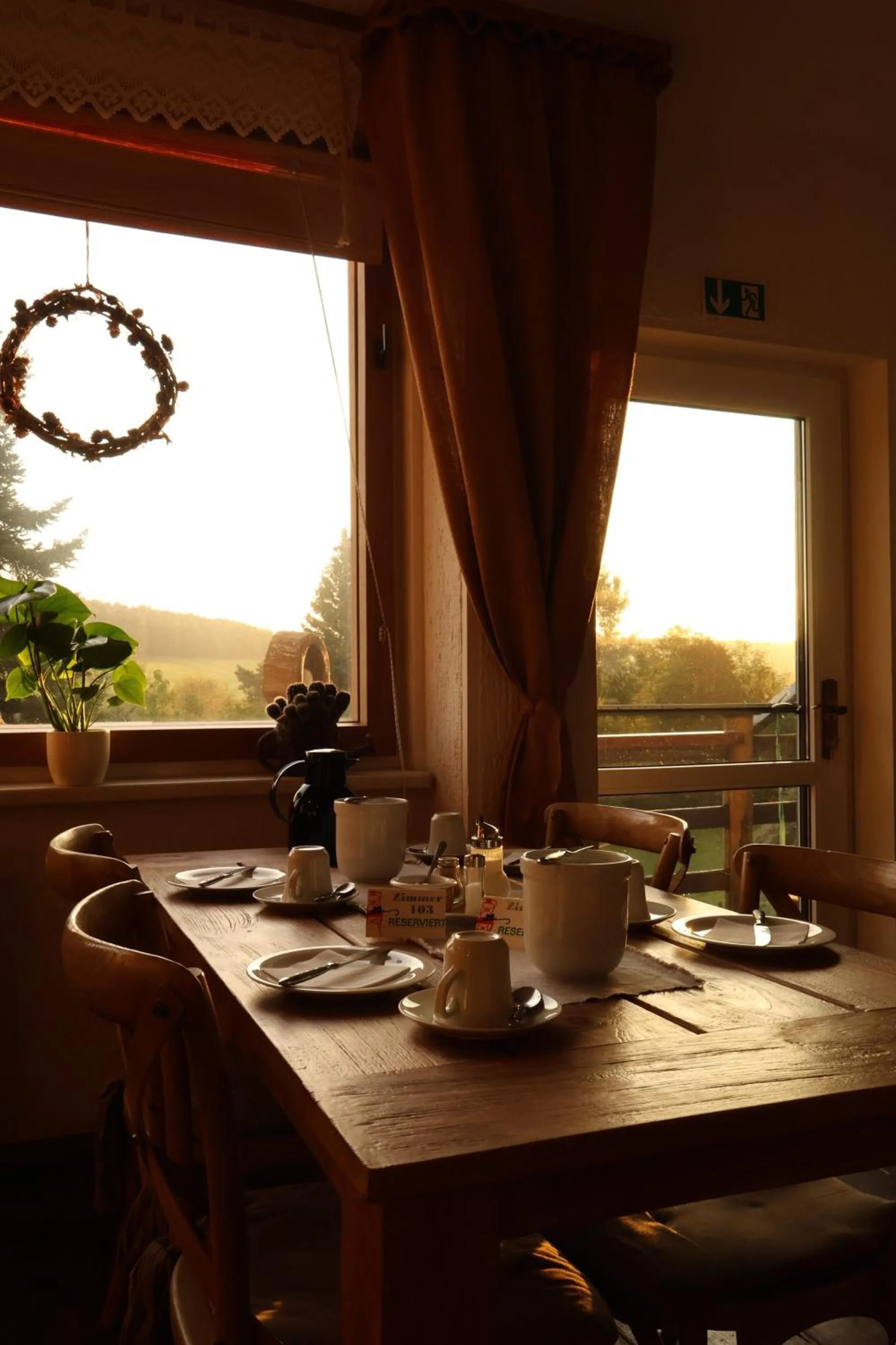 Restaurant/places to eat in Hotel Carolaruh