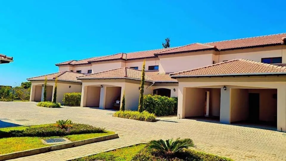 Property building in 24 Roma