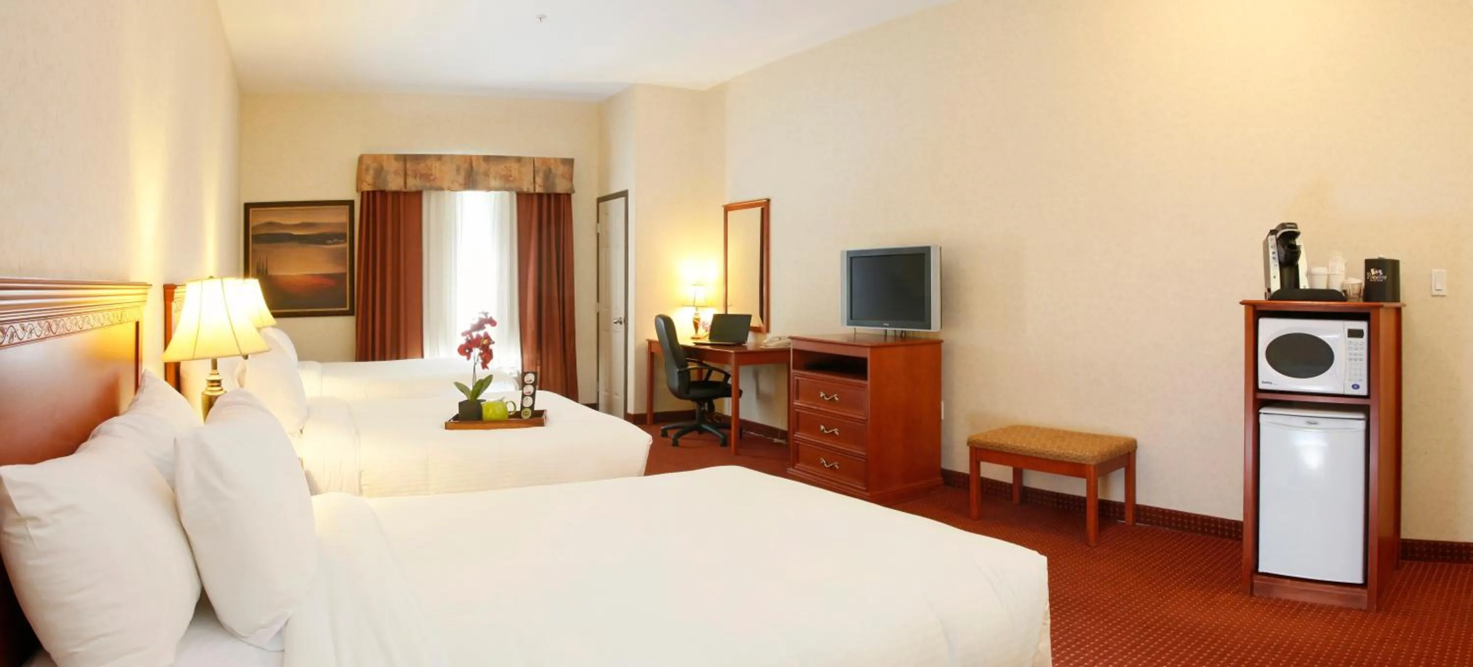 Bed in Pomeroy Inn and Suites Dawson Creek