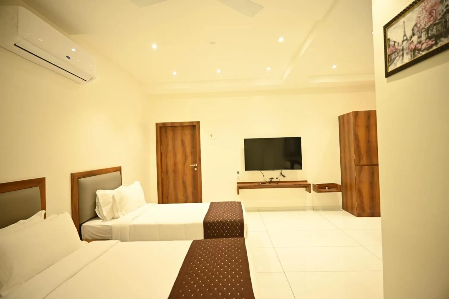 Bedroom, Bed in The Sky Land Hotel & Restaurant