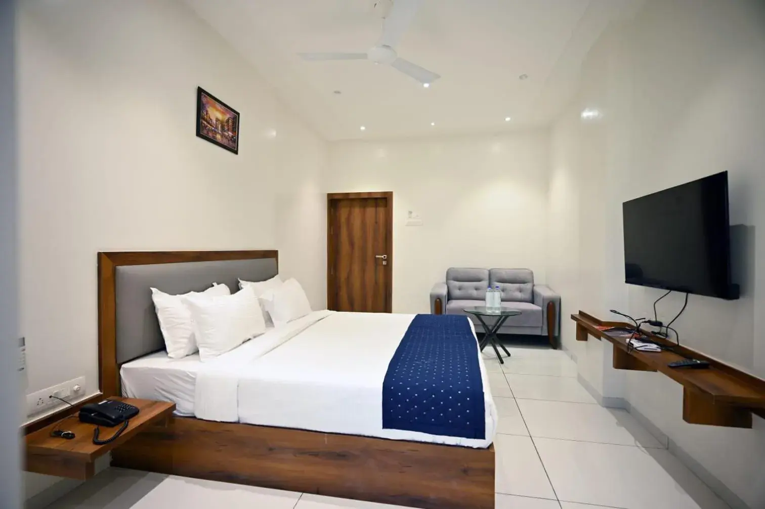 Large Double Room in The Sky Land Hotel & Restaurant Large Double Room in The Sky Land Hotel & Restaurant