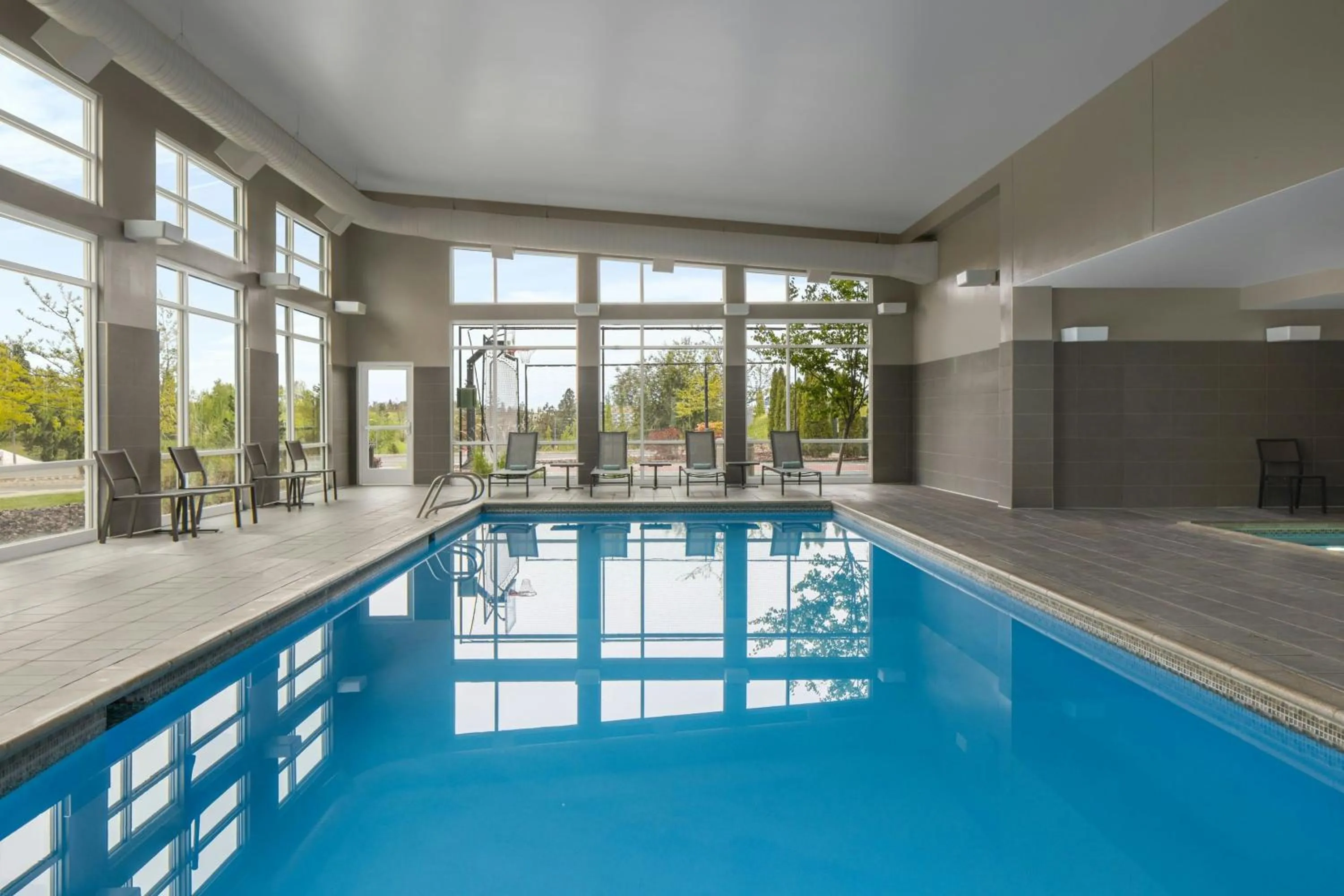 Swimming pool in Residence Inn by Marriott Pullman