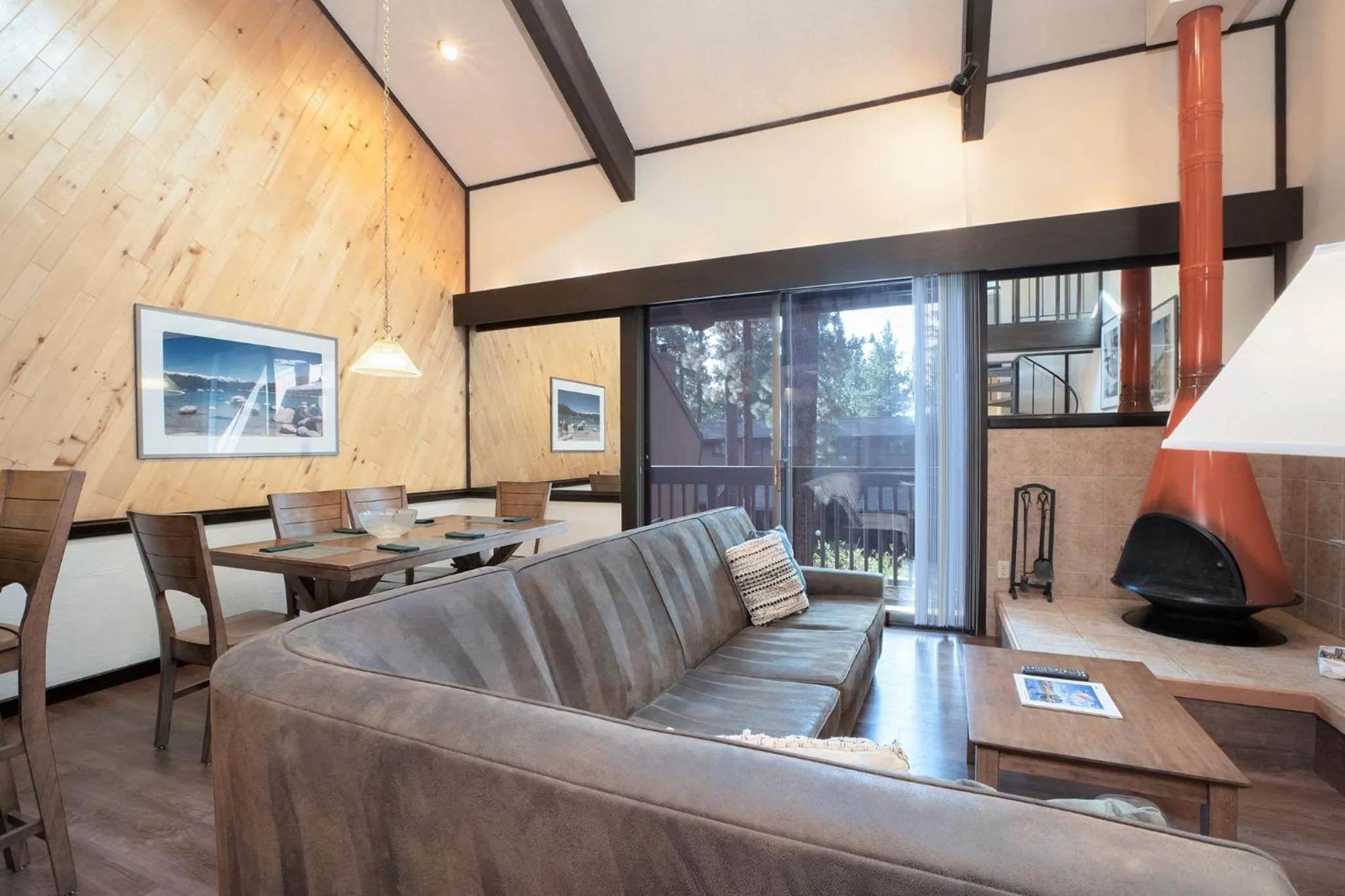 Living room in Club Tahoe Resort