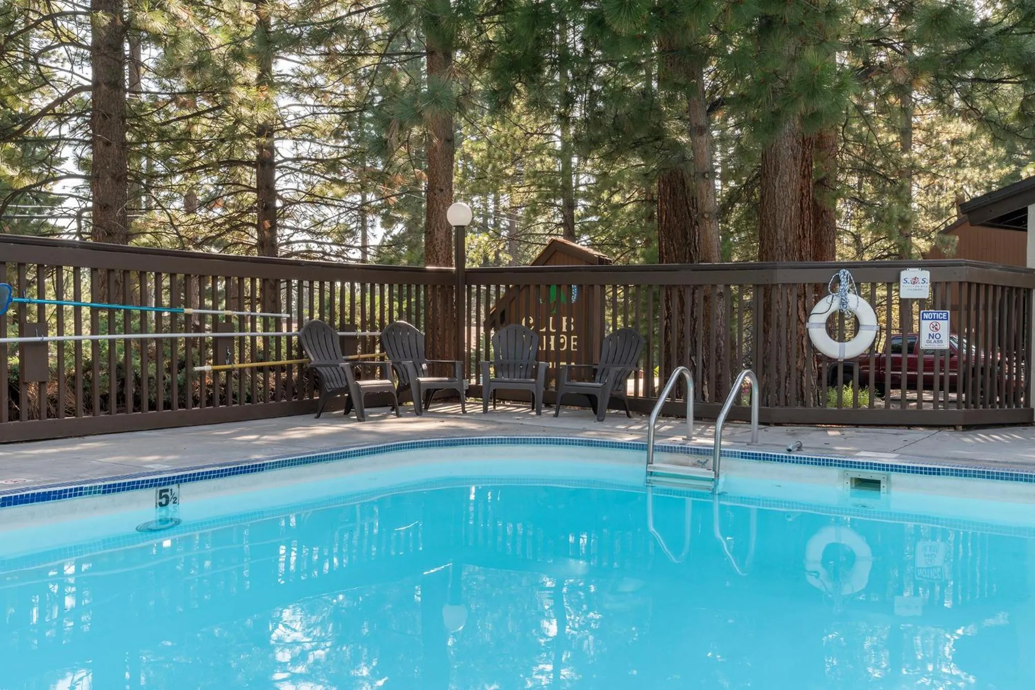 Swimming pool in Club Tahoe Resort