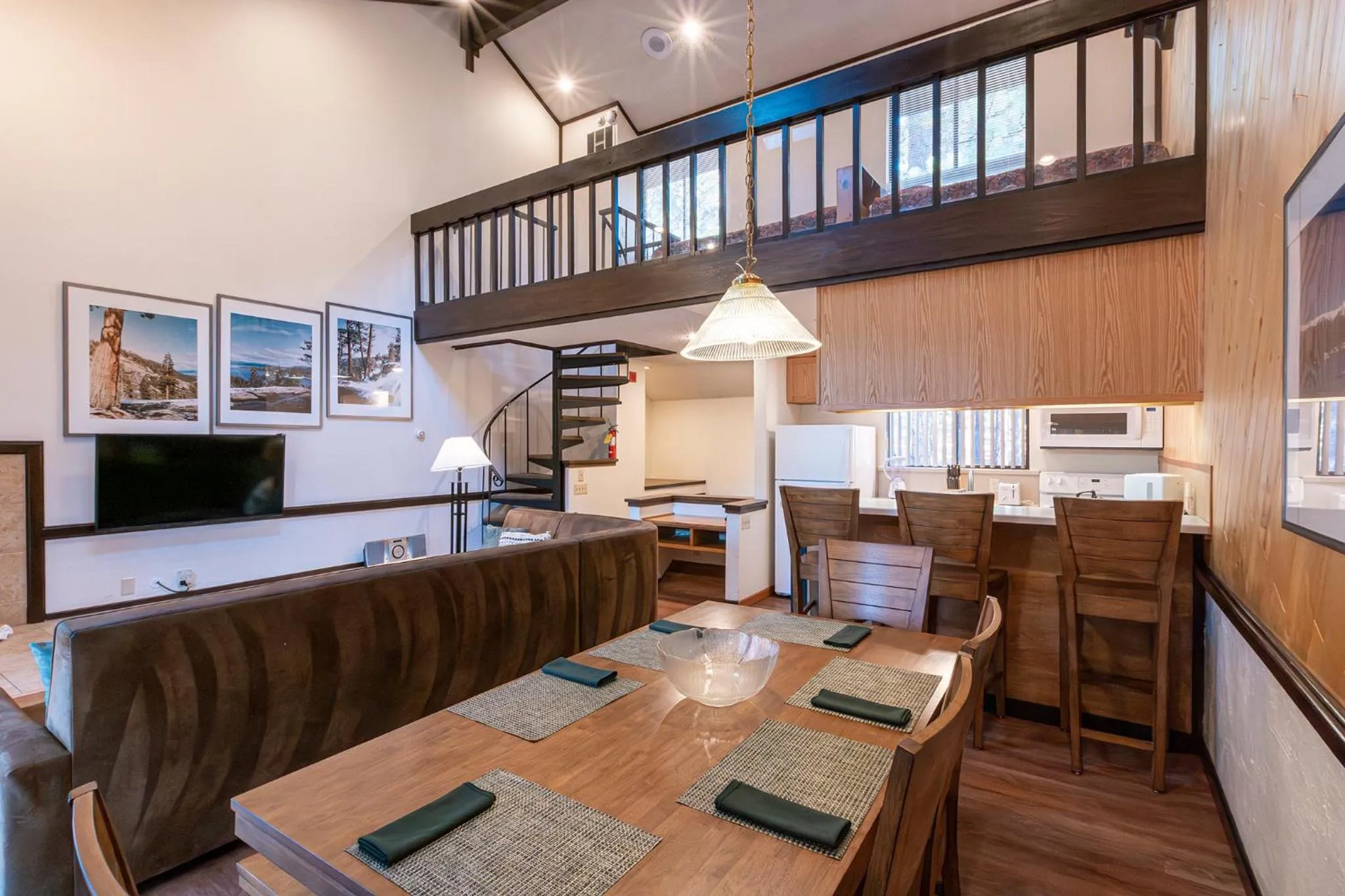 Communal lounge/ TV room in Club Tahoe Resort