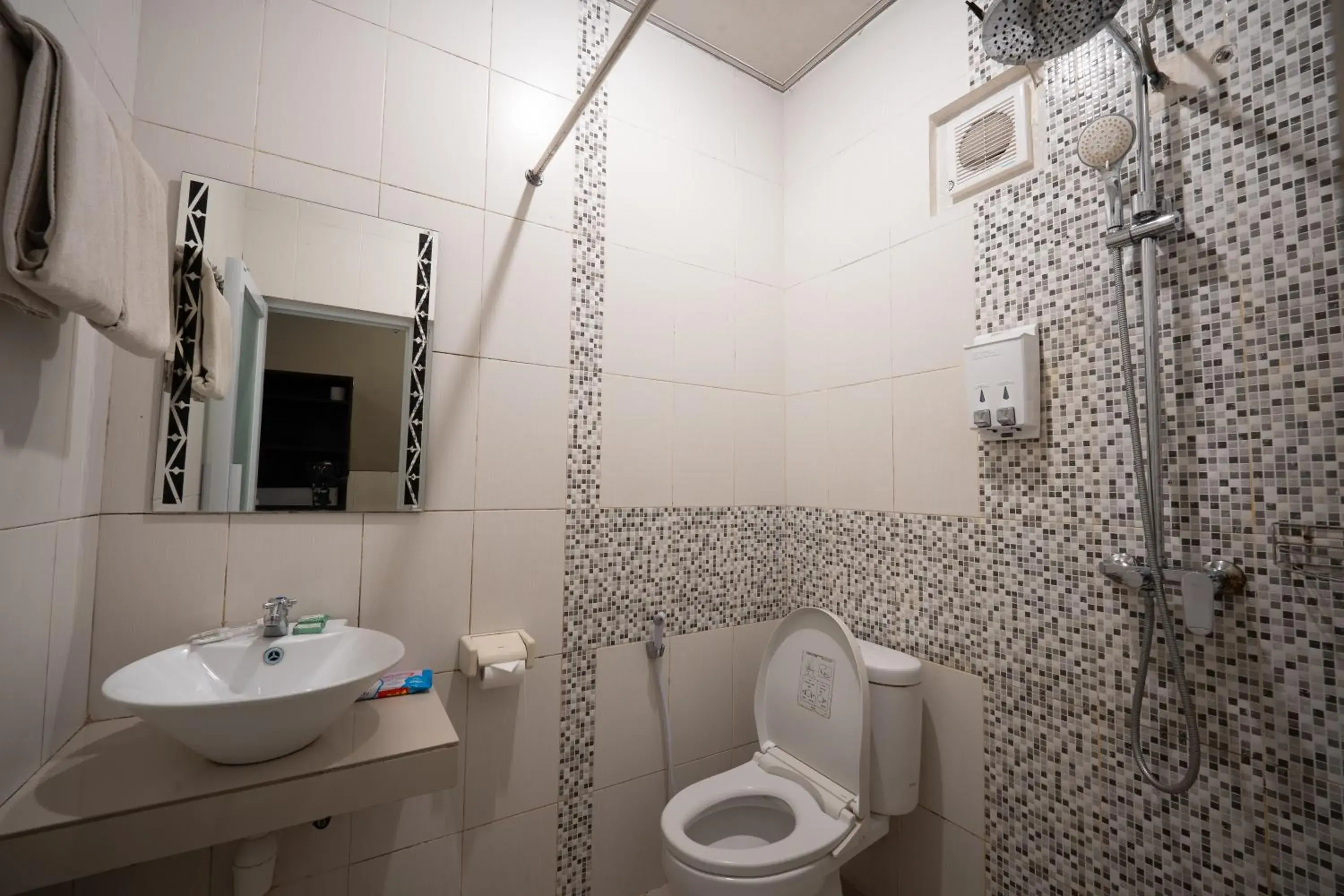 Shower in Wana Kubu Homestay Shower in Wana Kubu Homestay