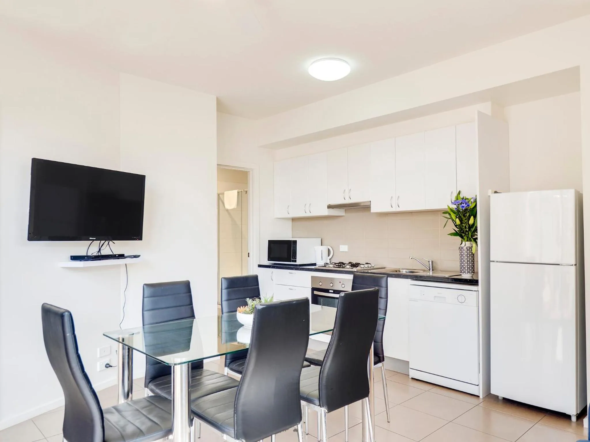 Kitchen or kitchenette in McKillop Geelong by Gold Star Stays