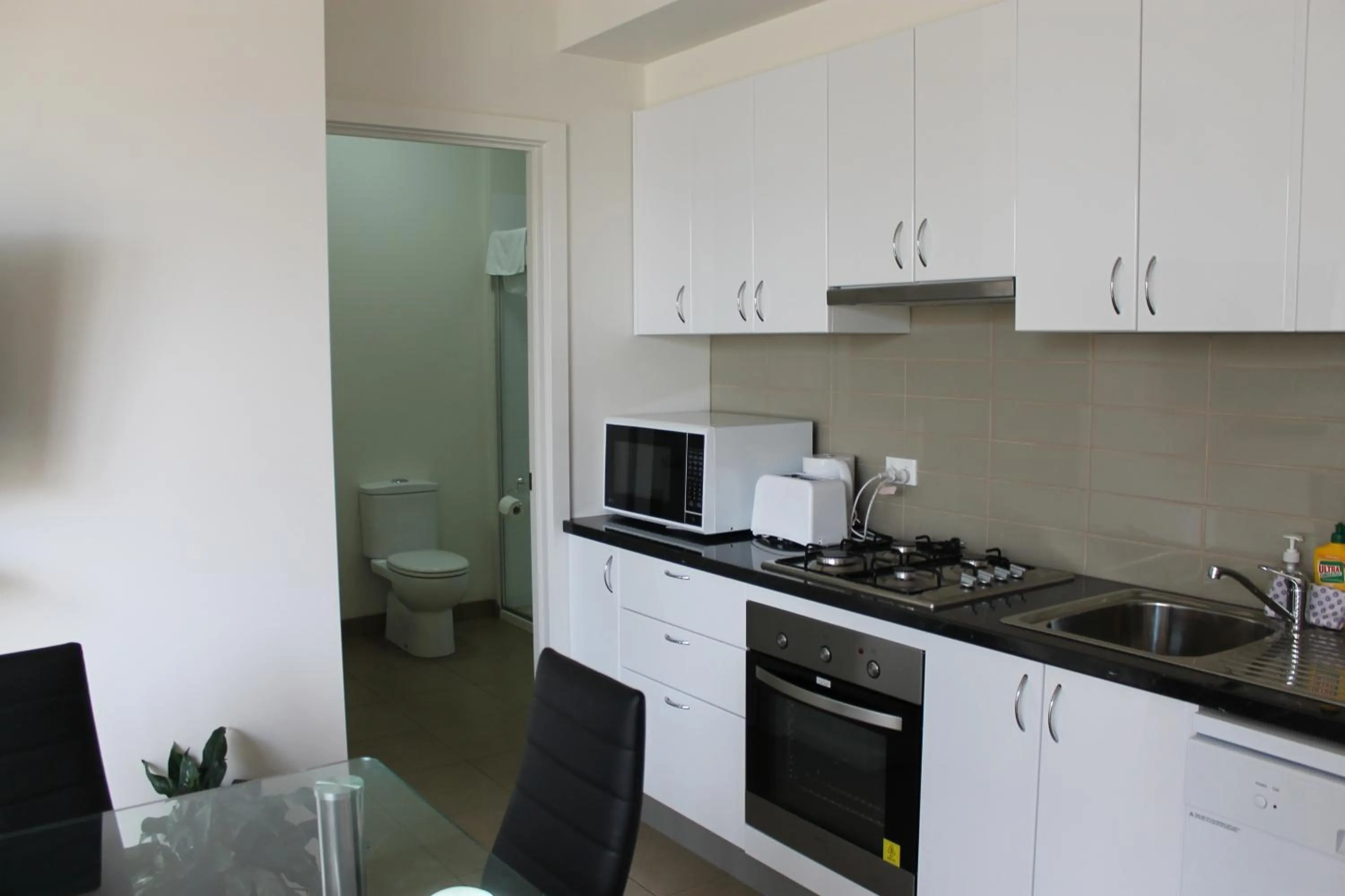Kitchen or kitchenette in McKillop Geelong by Gold Star Stays