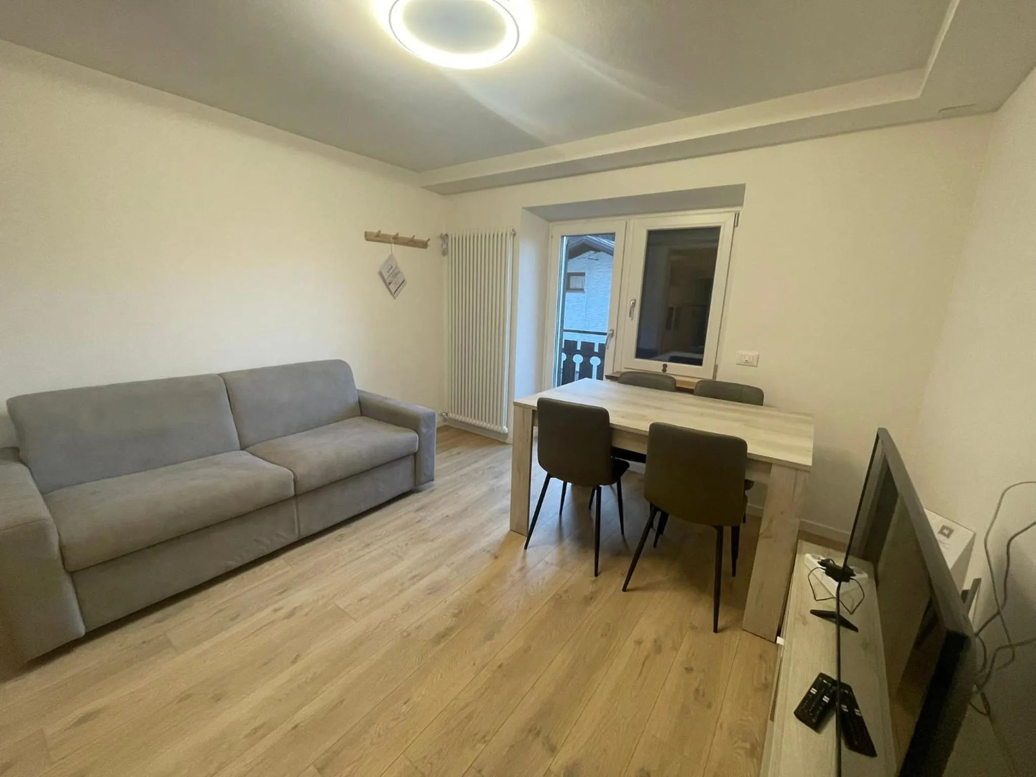 TV and multimedia in SnowLake Suite & Apartment