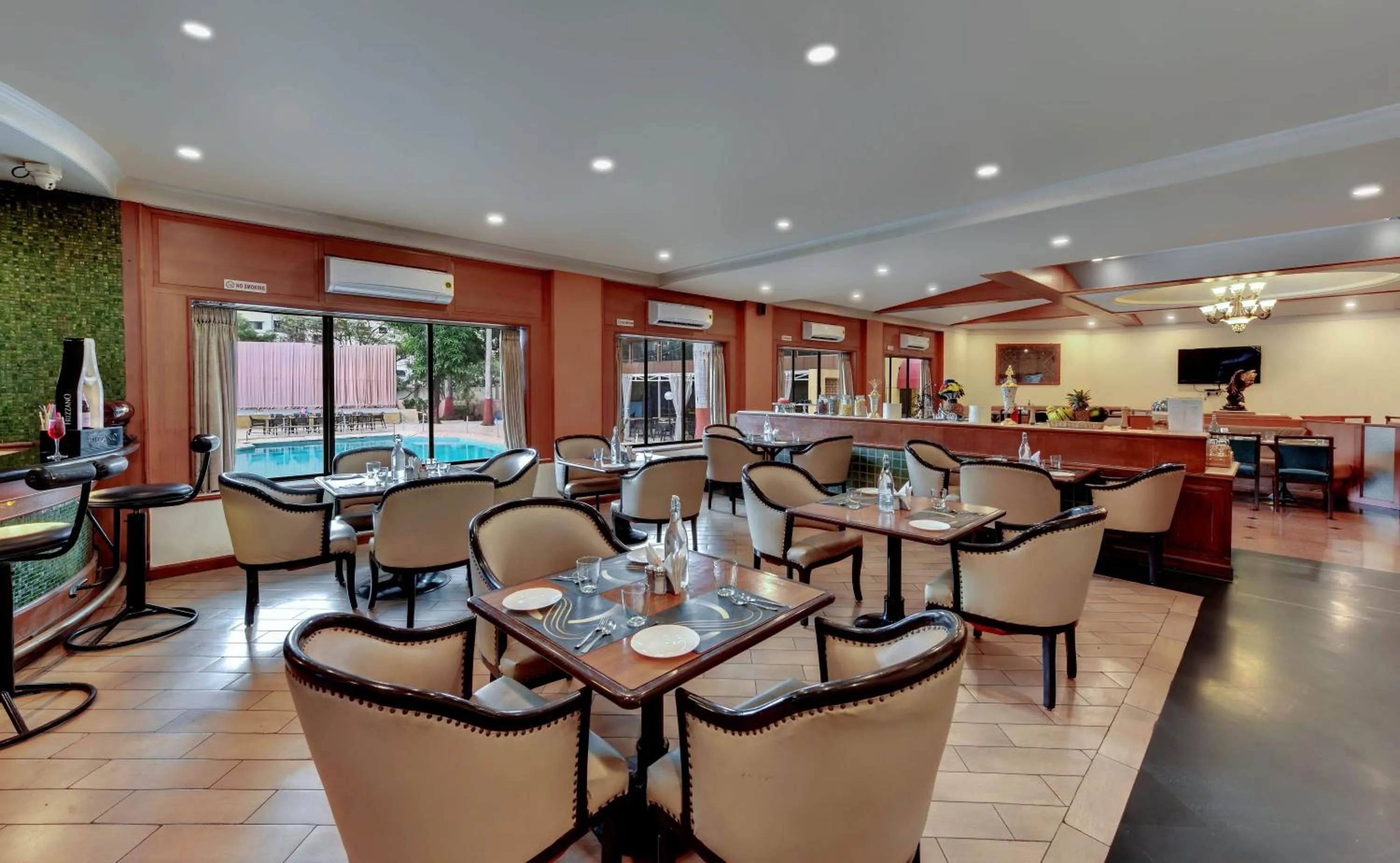 Restaurant/places to eat in Quality Inn Regency, Nashik