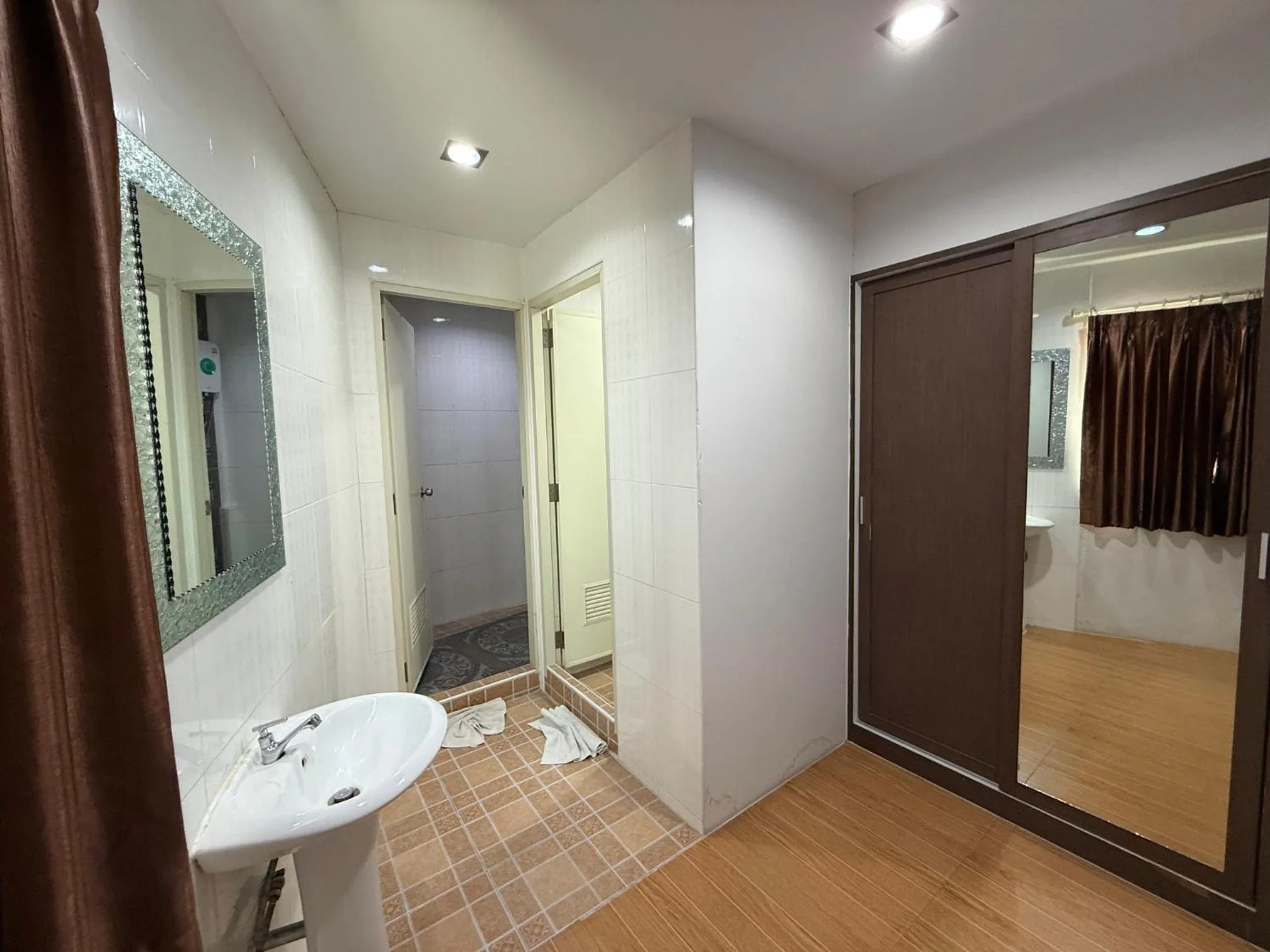 Bed By Cruise Hotel At Samakkhi-Tivanont