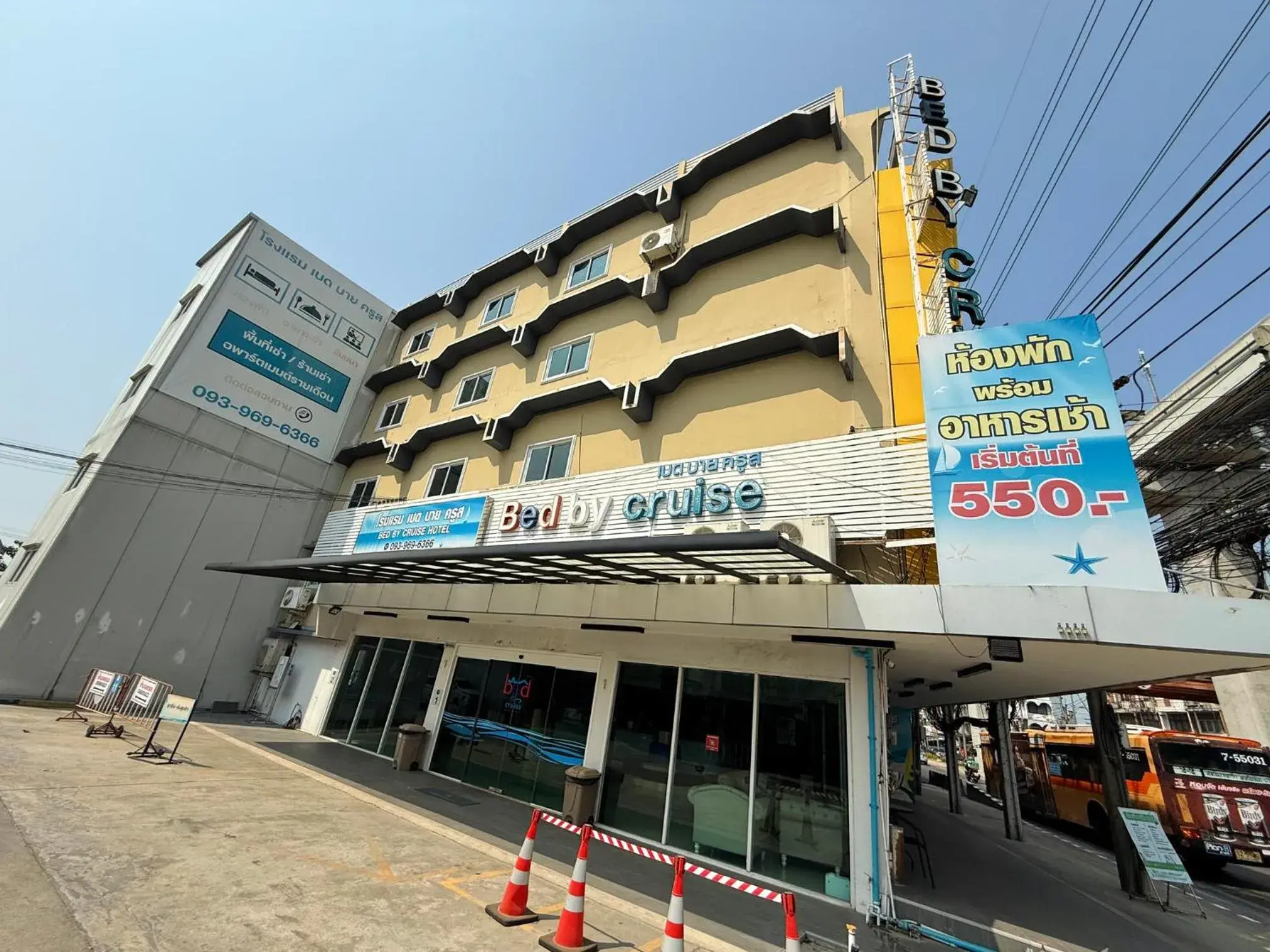 Property building in Bed By Cruise Hotel At Samakkhi-Tivanont Property building in Bed By Cruise Hotel At Samakkhi-Tivanont