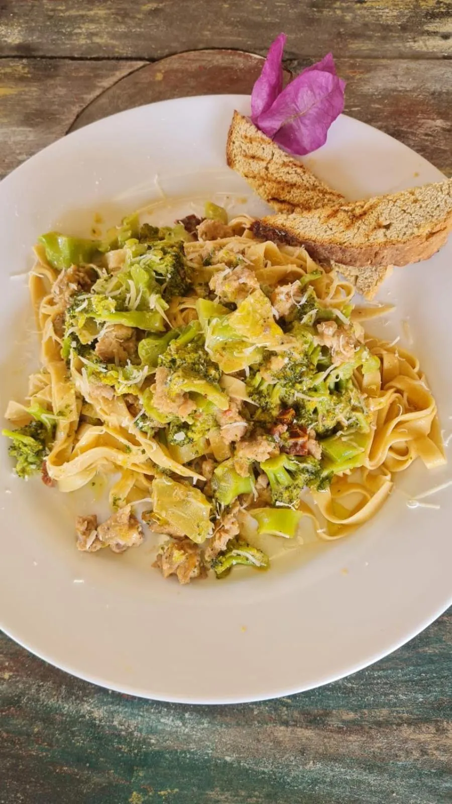 Restaurant/places to eat in Eco-Hotel Chevere Beach