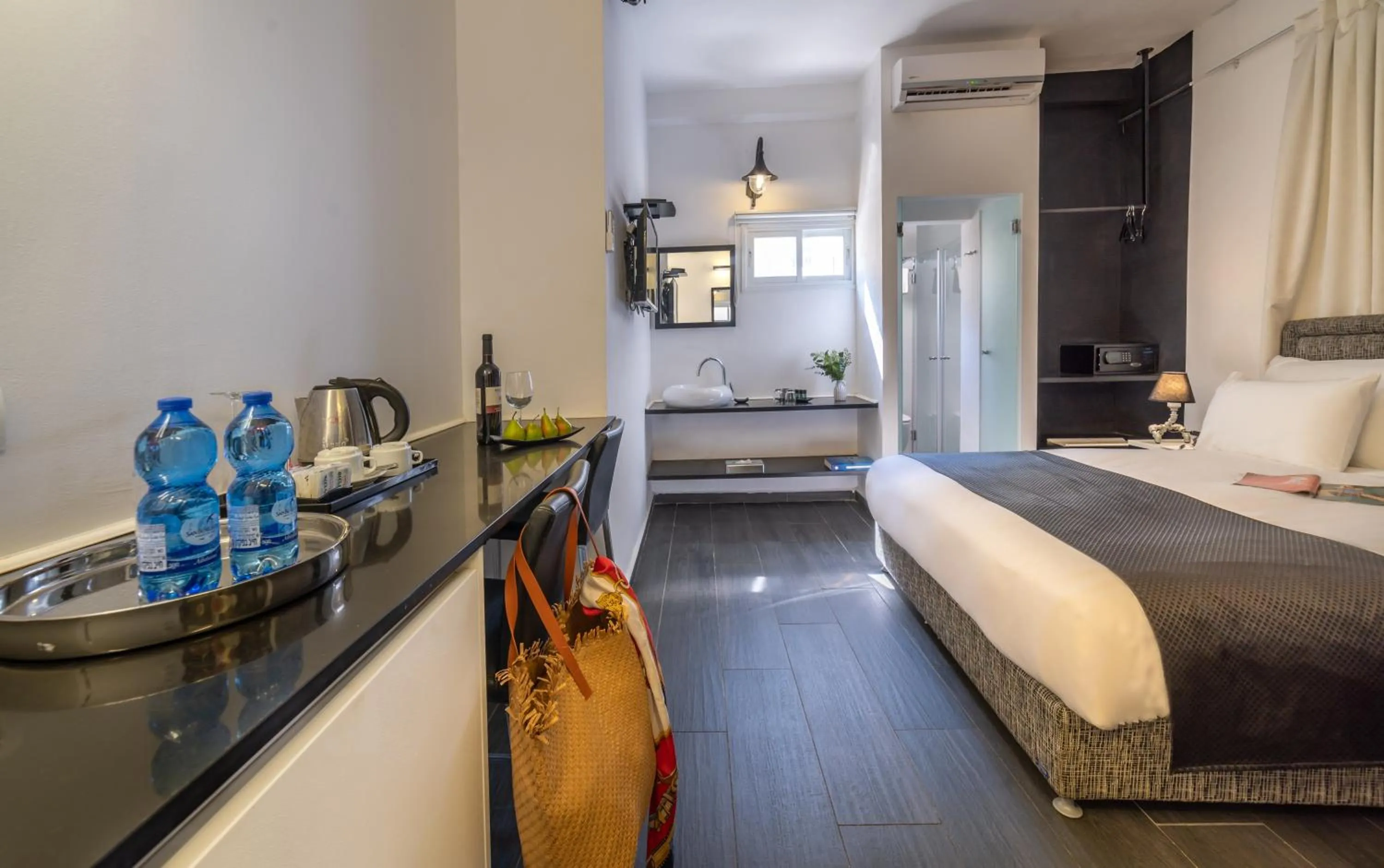 Photo of the whole room, Bed in Dizengoff Avenue Boutique Hotel