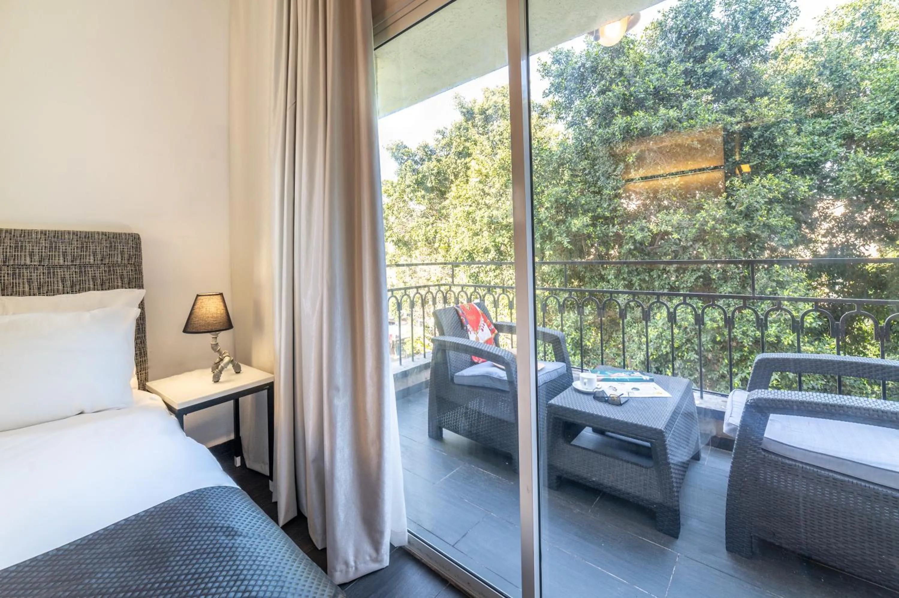 Balcony/Terrace, Bed in Dizengoff Avenue Boutique Hotel