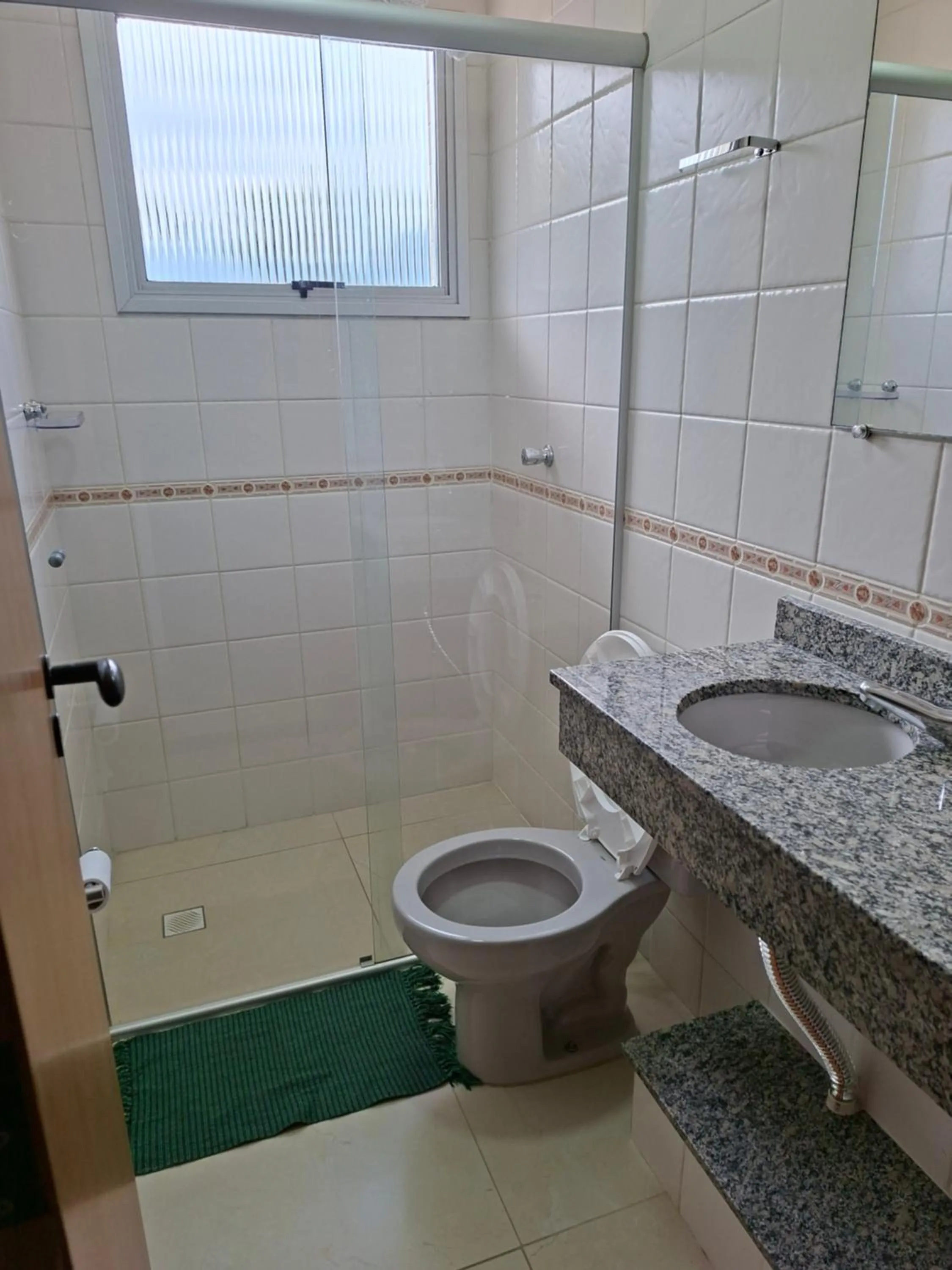 Apartamento com piscina, 300m da praia