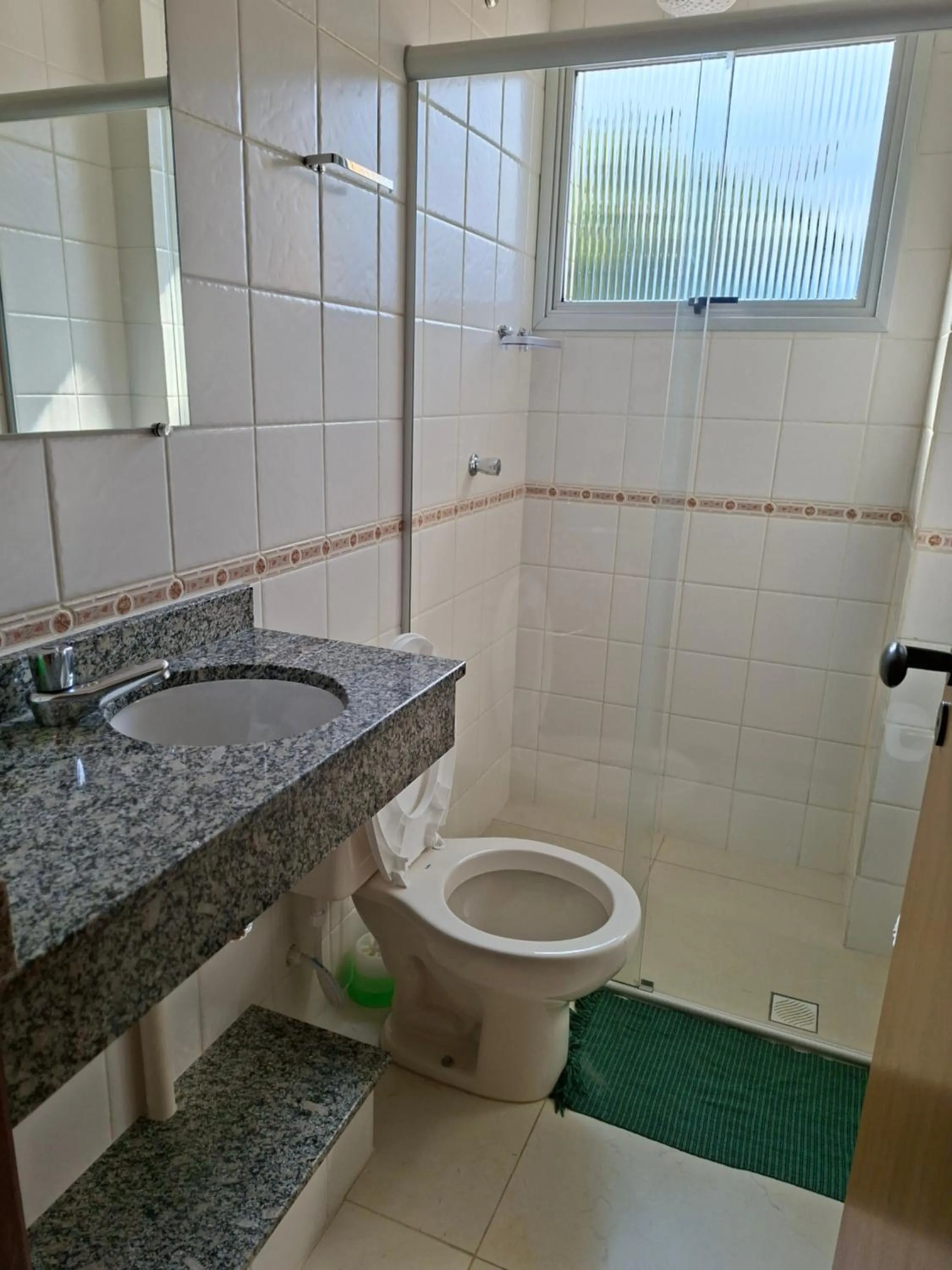 Apartamento com piscina, 300m da praia